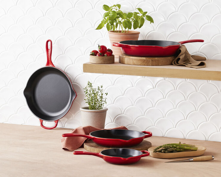 Stegepande i støbejern 23cm Cerise