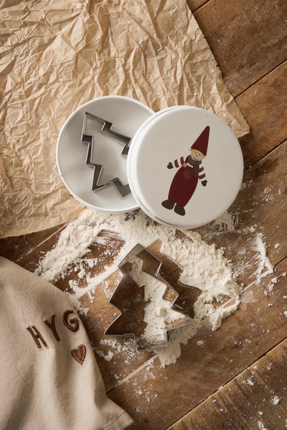 D&aring;se m/3 juletr&aelig;-kageudstikkere, nisse p&aring; l&aring;get