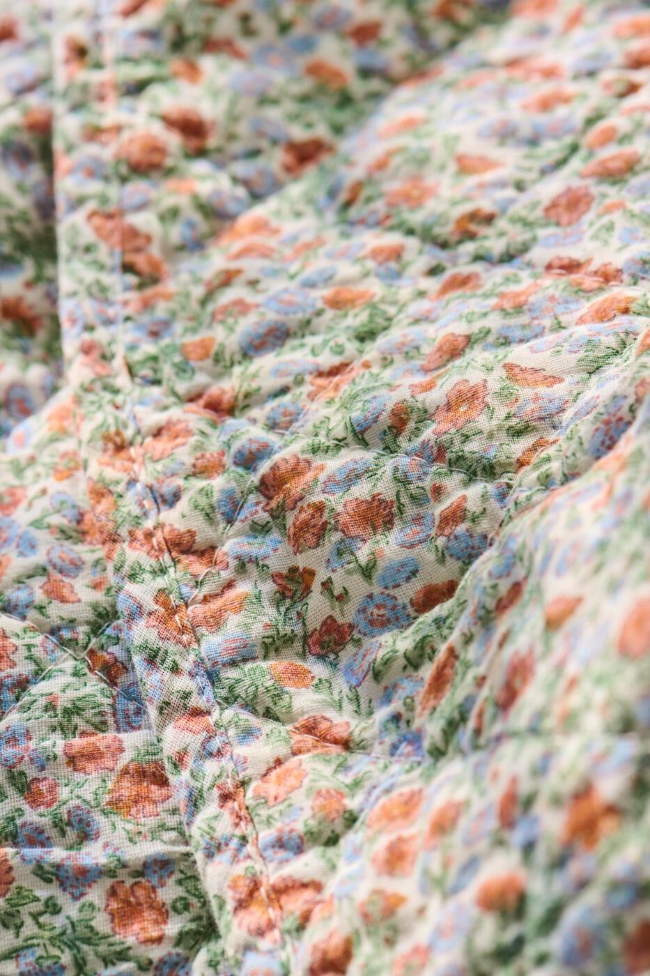 Quilt m/lysebl&aring; og rust blomster