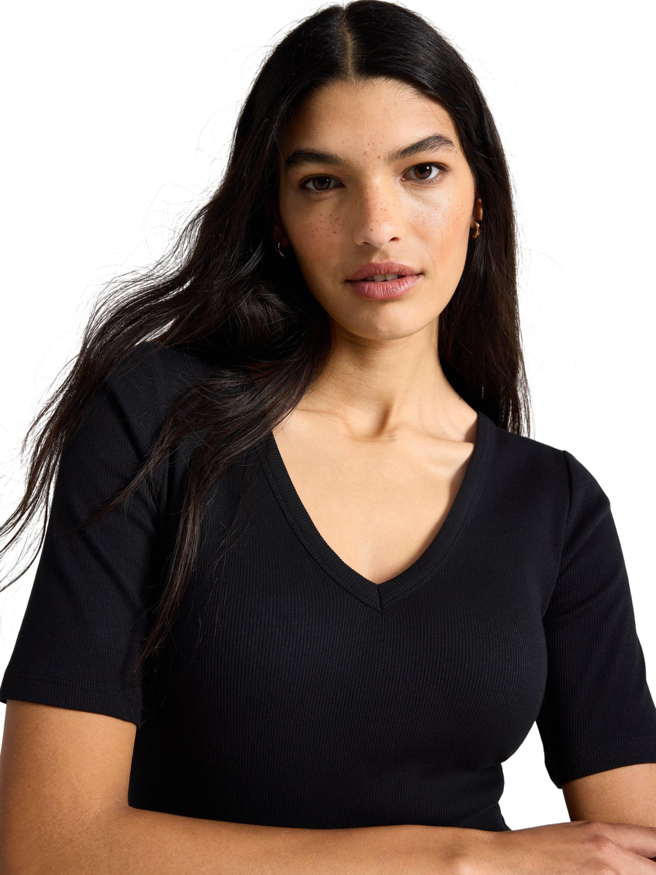 Ribbet top med korte &aelig;rmer, v-hals