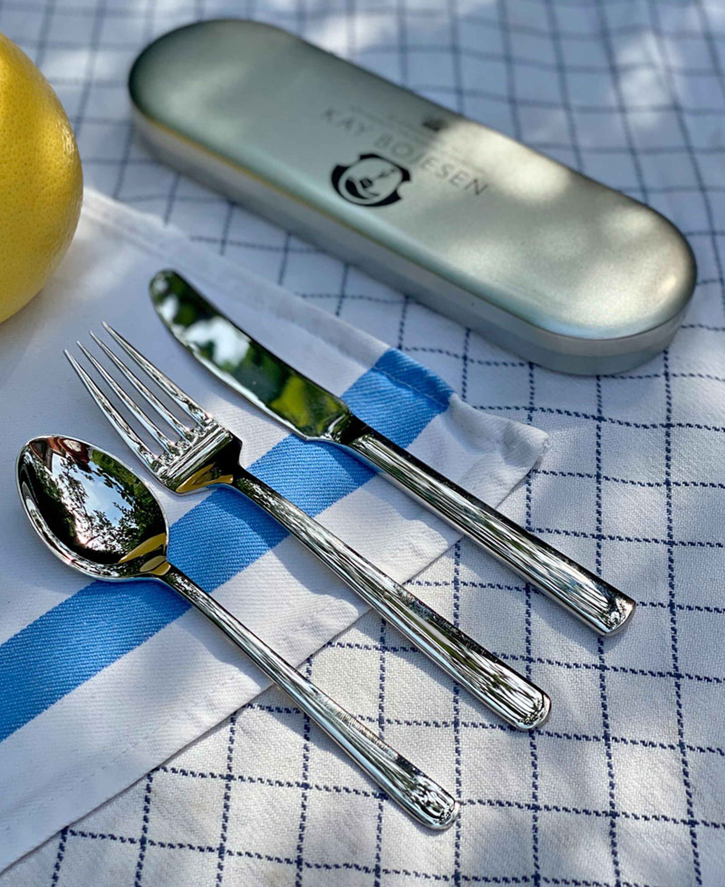 Rejses&aelig;t, 3 dele