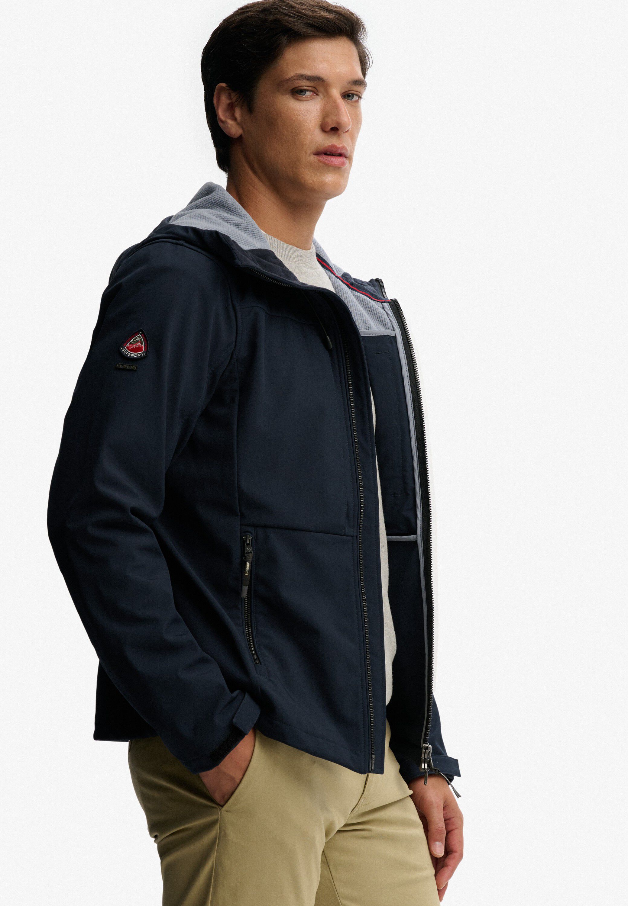 HOODED SOFTSHELL TREKKER JKT