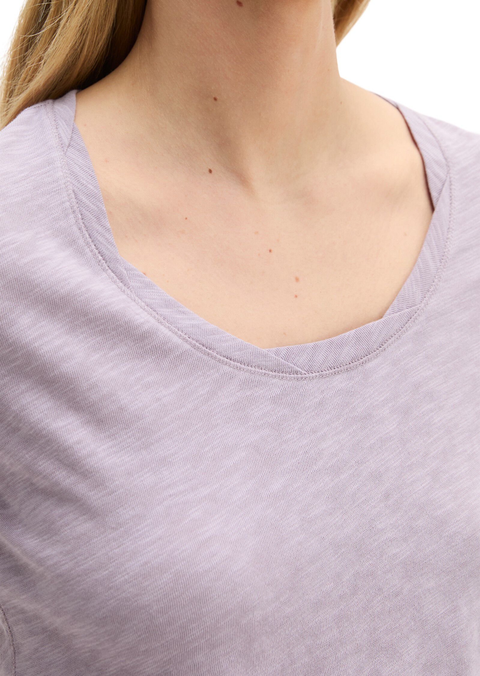 T-shirt, deep round neck twisted