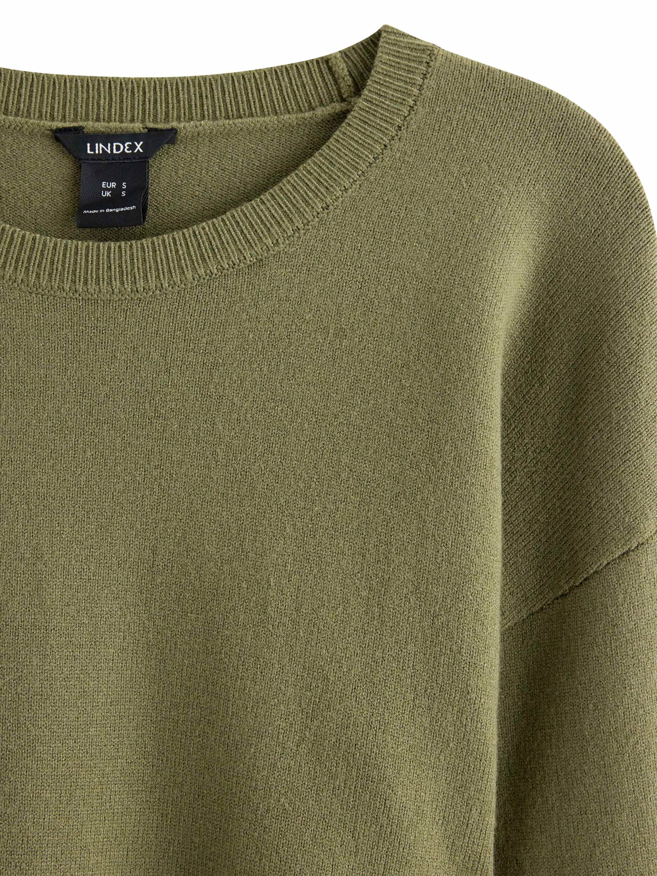 Strikket tr&oslash;je med en afslappet pas