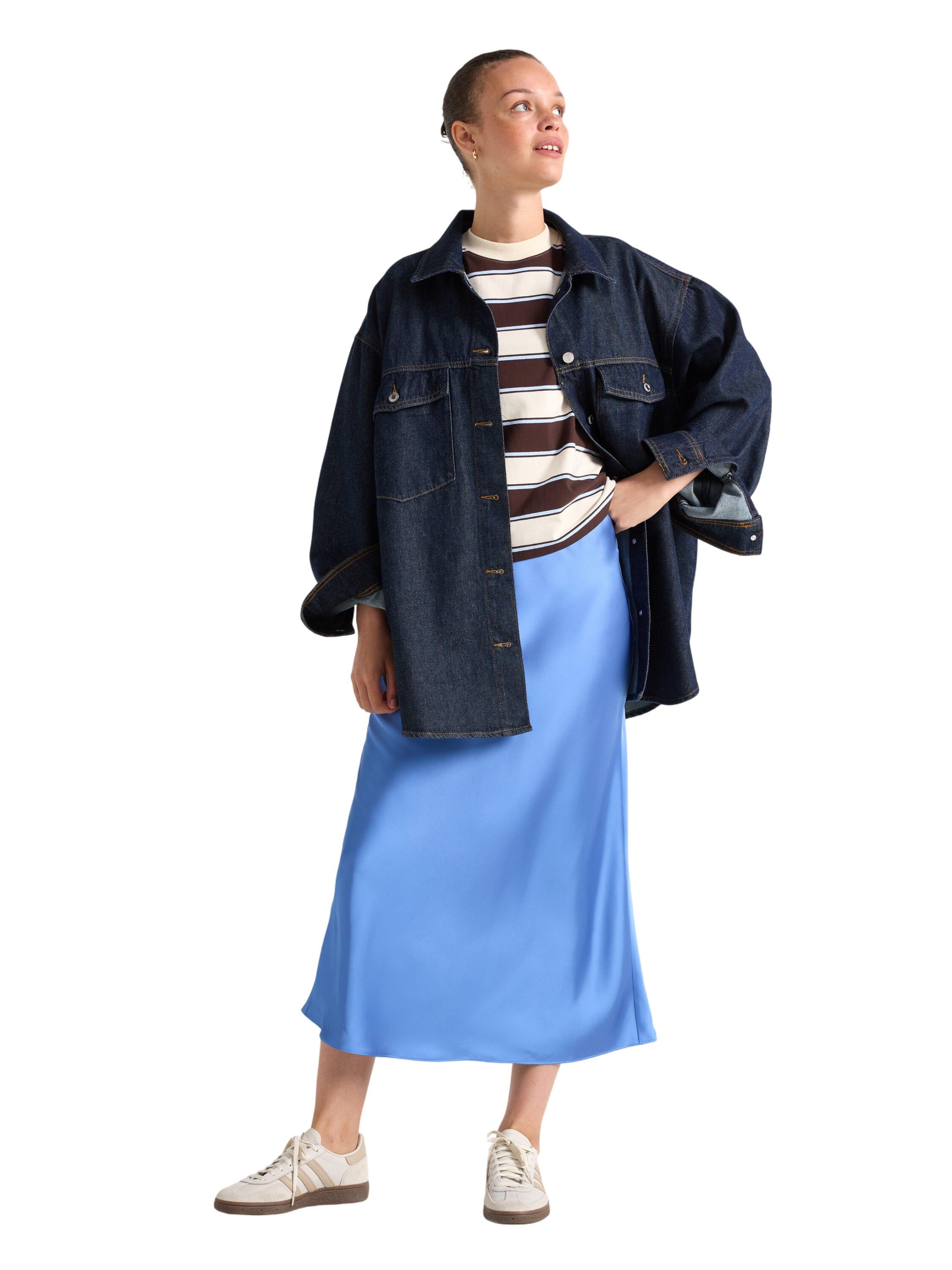 Sleek midi skirt with a slightly fl