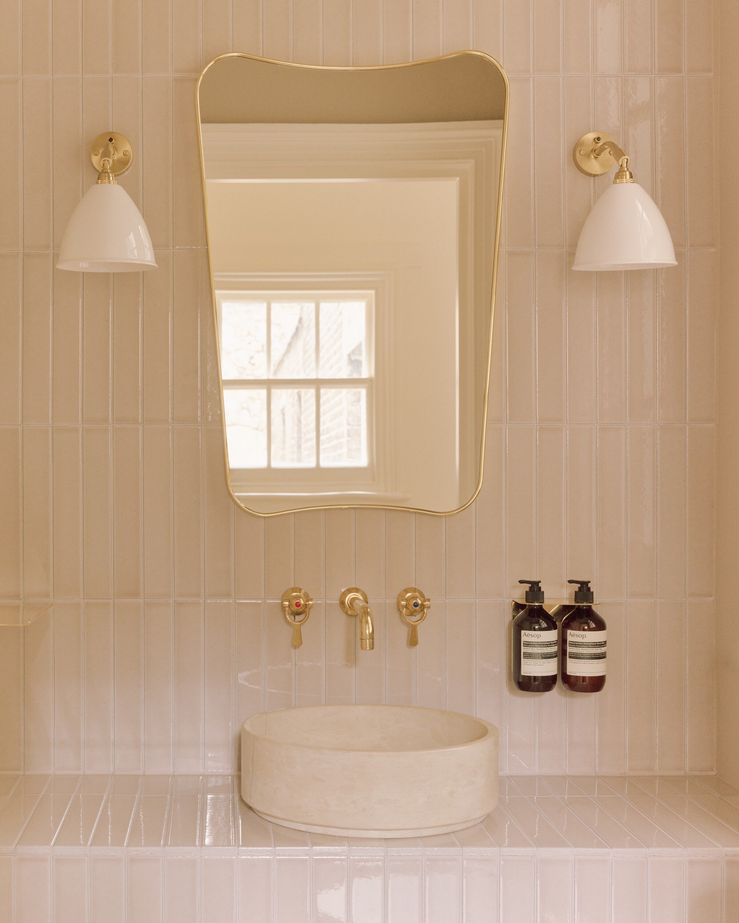 BL7 Wall Lamp - &oslash;16 (Base: Brass, Shade: Bone China)