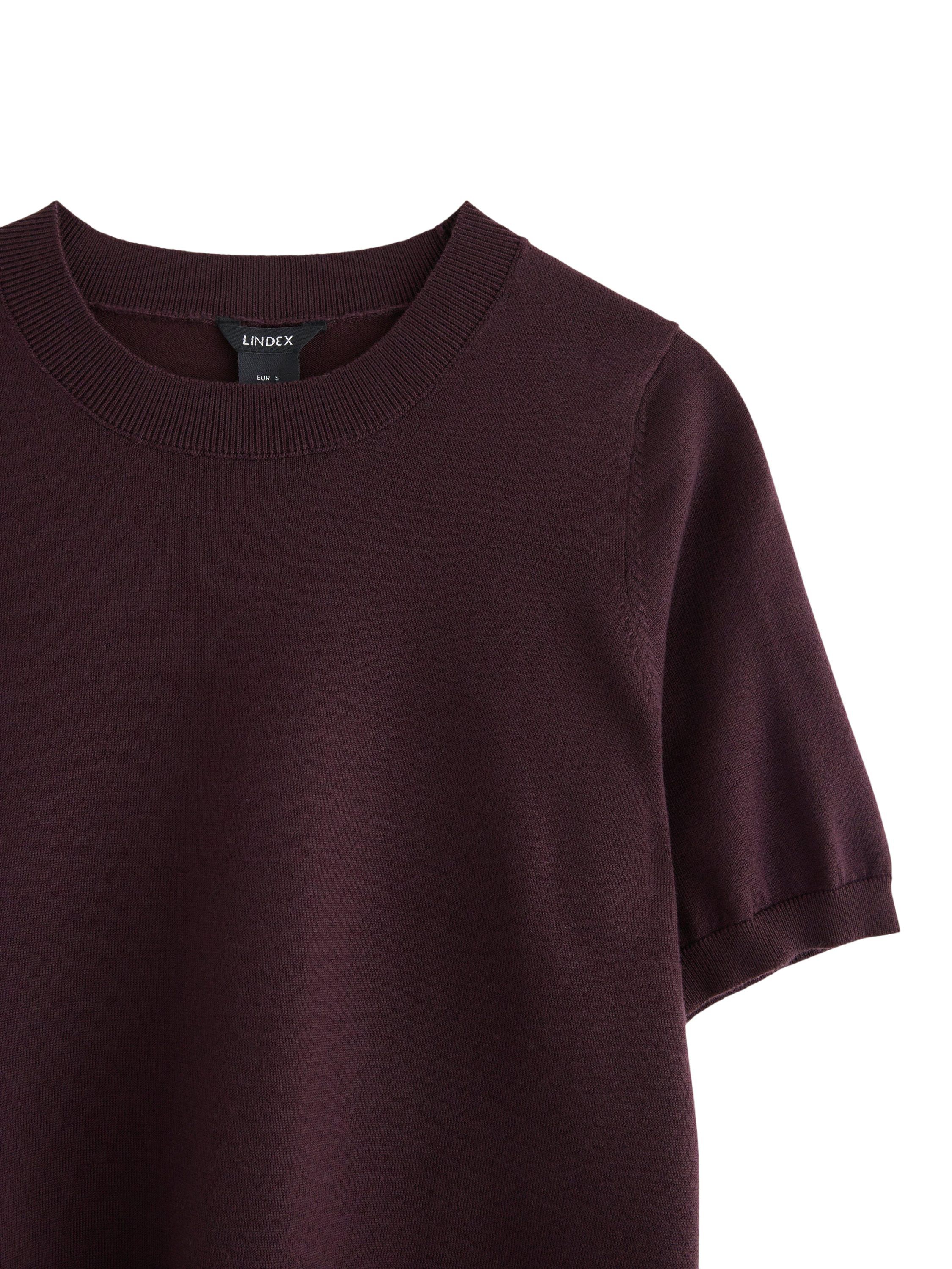 Finstickad topp med rund halsringni