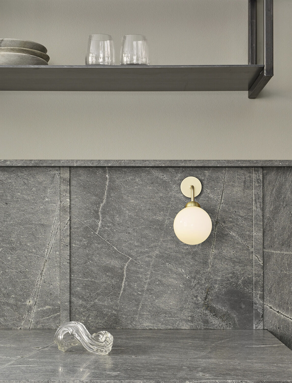 Apiales Wall, brushed brass / opal