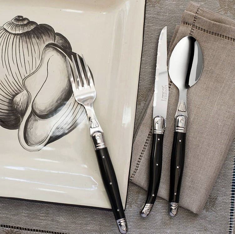 S&aelig;t med seks sorte knive, bladtykkelse 1,2 mm, pakket i en &aring;ben OSB-&aelig;s