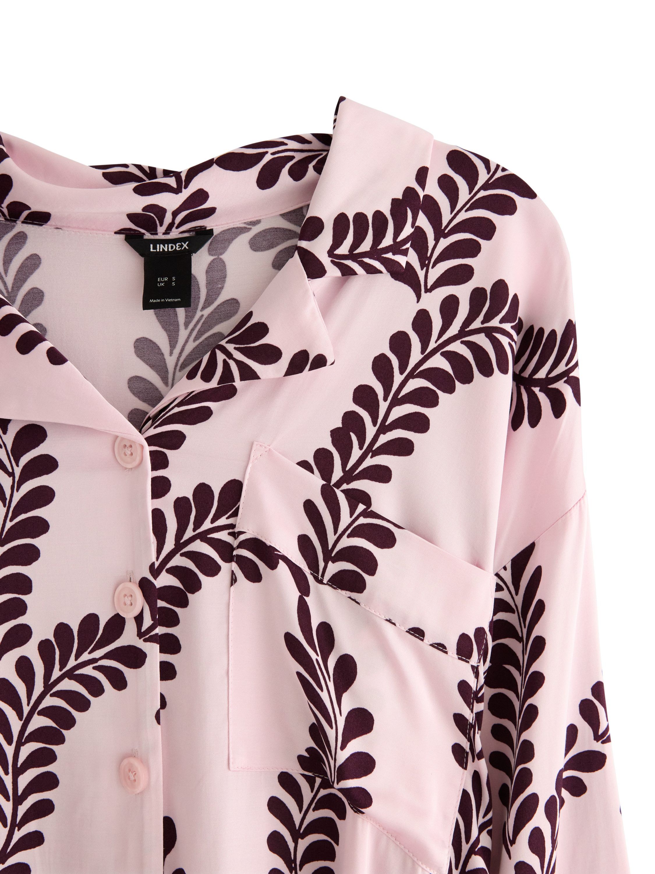 Let lang&aelig;rmet skjorte med en lidt l