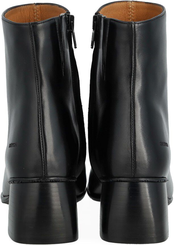 St&oslash;vlet med skulpturel sort tr&aelig;h&aelig;l