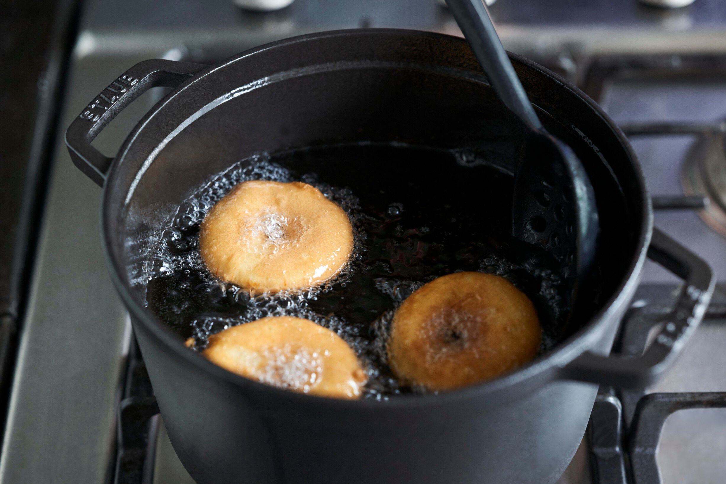 La Cocotte Cocotte Dyb 24 cm / 4,75 l, Rund, Sort, St&oslash;bejern