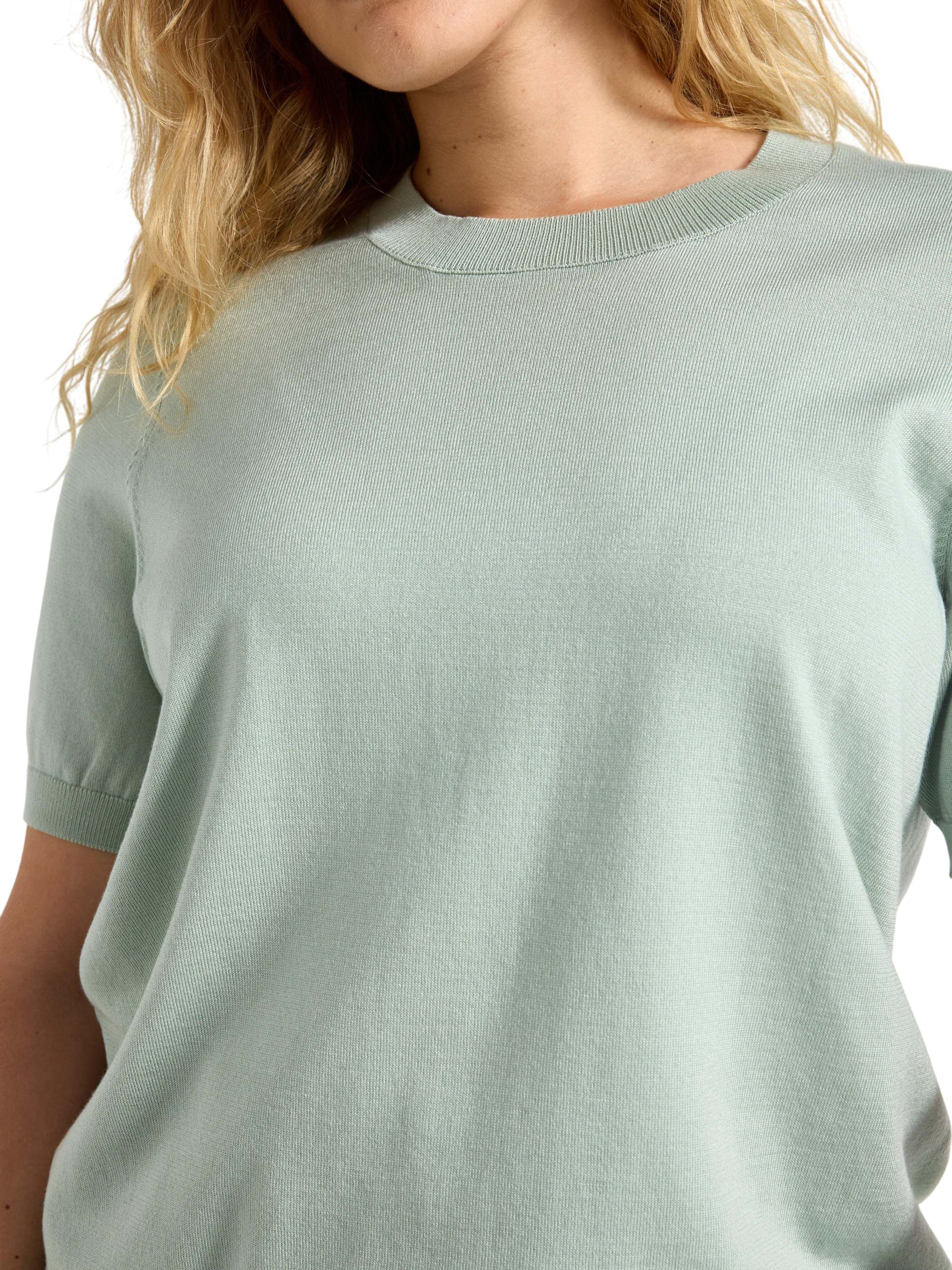 Fine-knitted top with round necklin