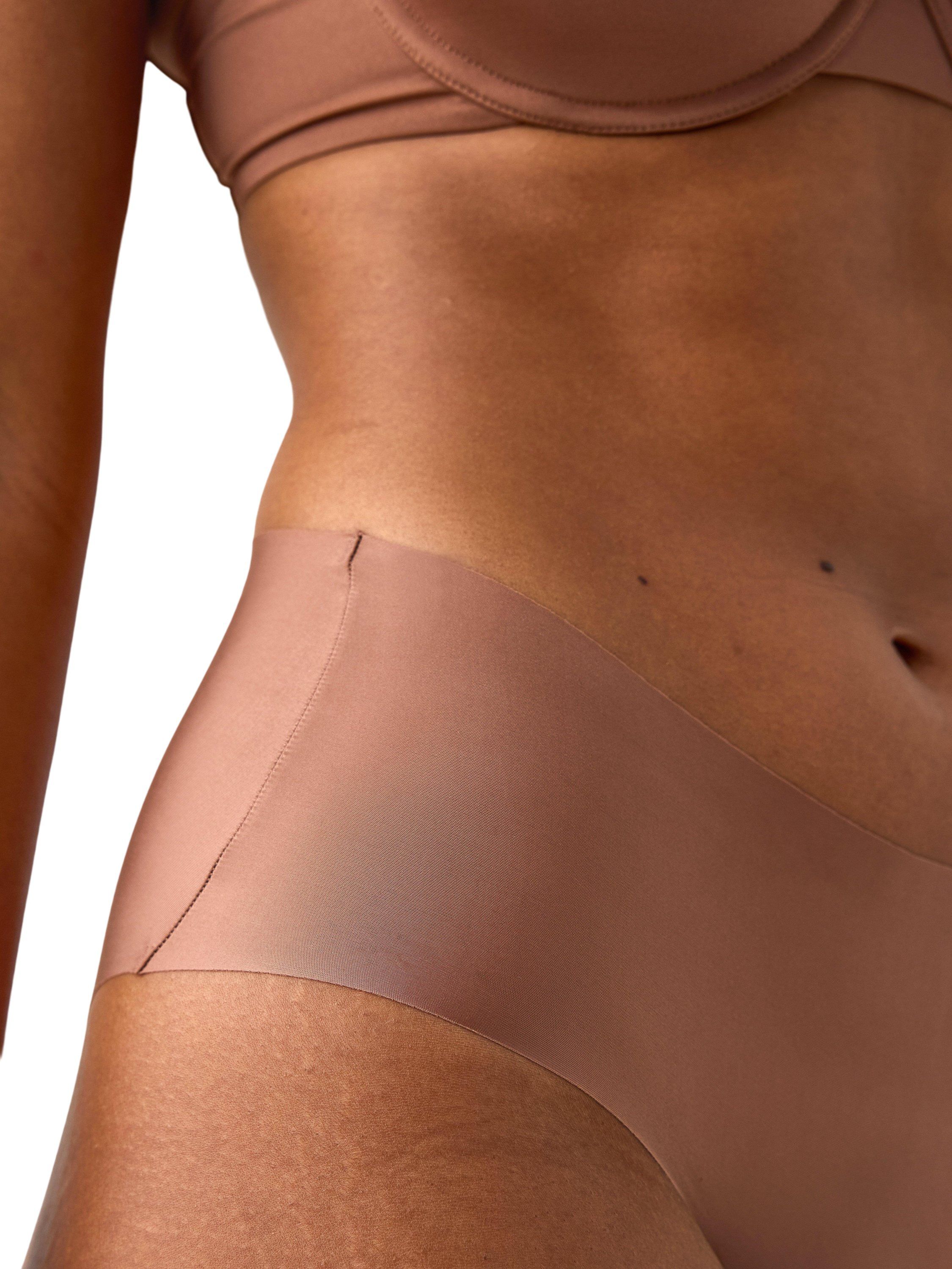 Bl&oslash;de, usynlige trusser i klassisk