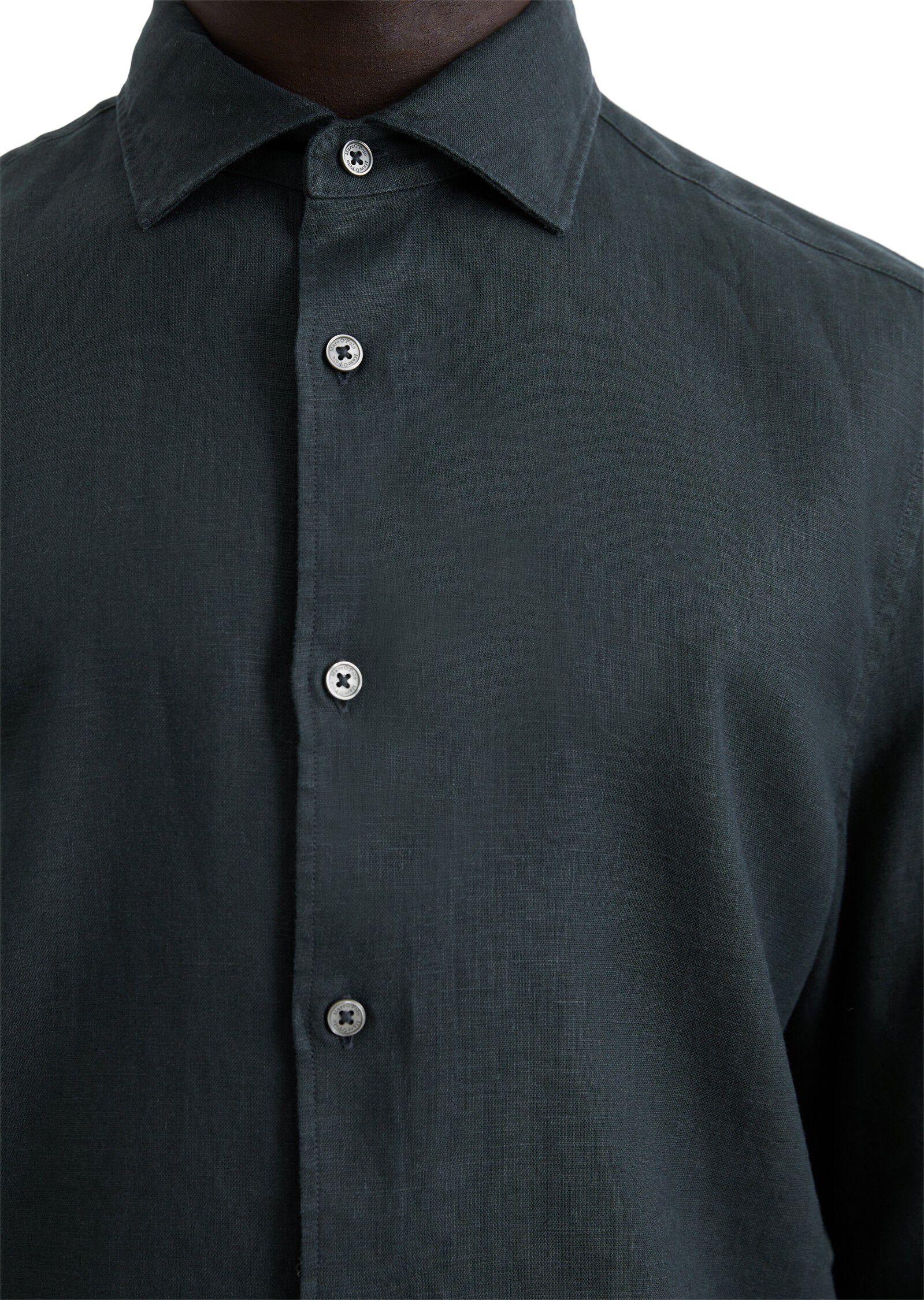 Spread collar, long sleeve, round h