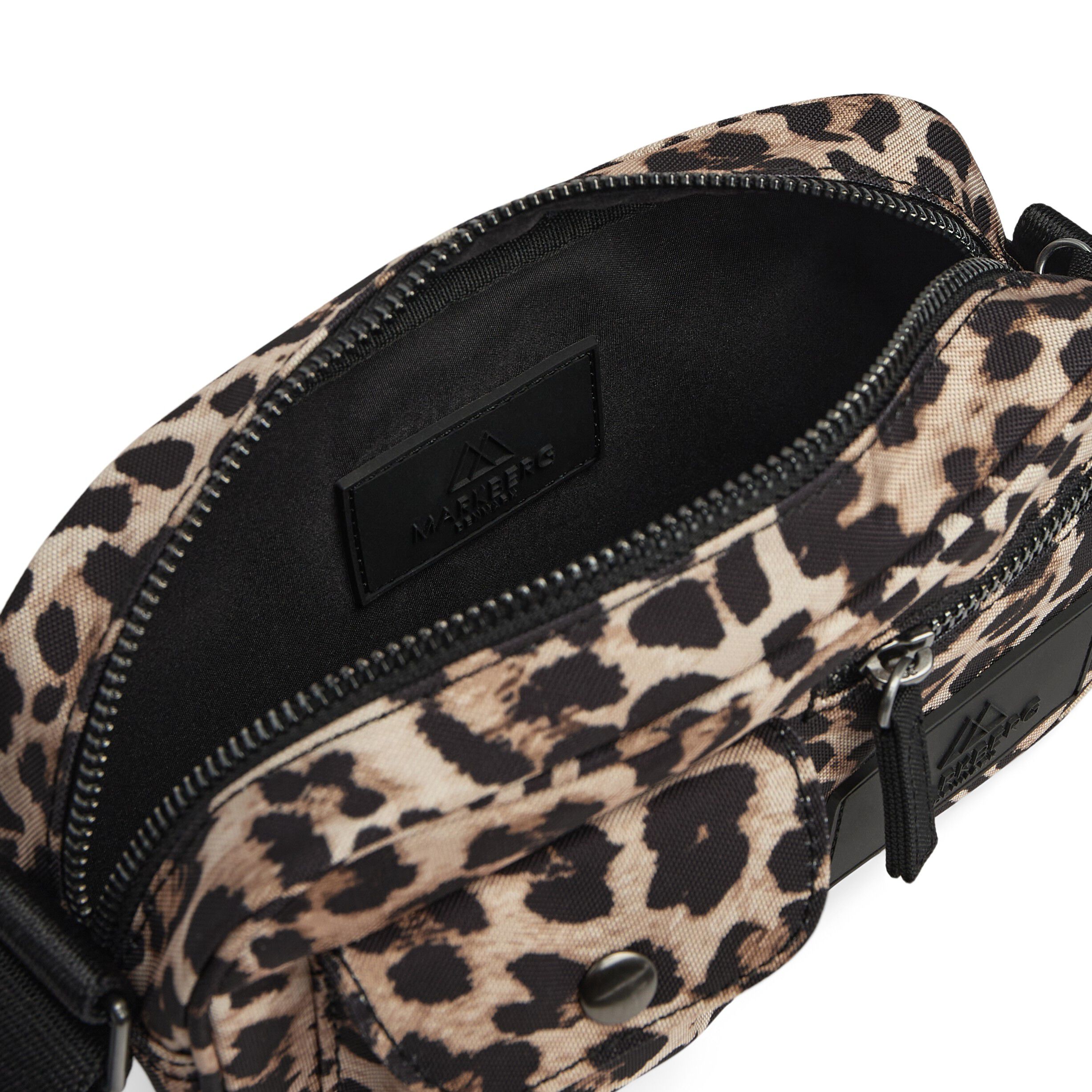 Darlambg S Cross. , Monochrome