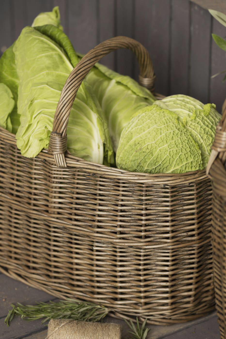 Kurv oval m/lige sider og hank p&aring; tv&aelig;rs