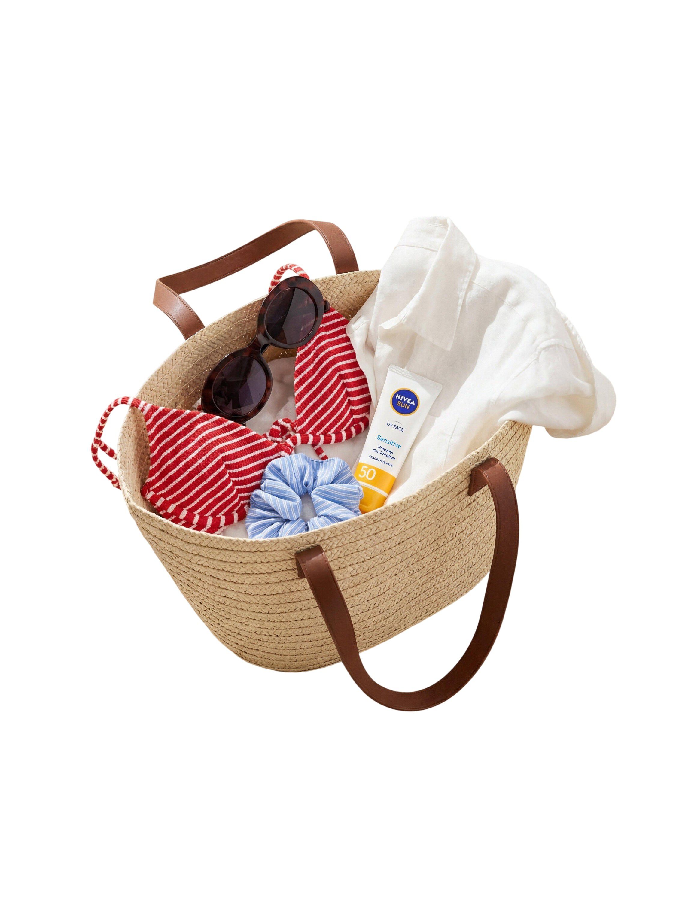 Medium sized straw bag with shoulde