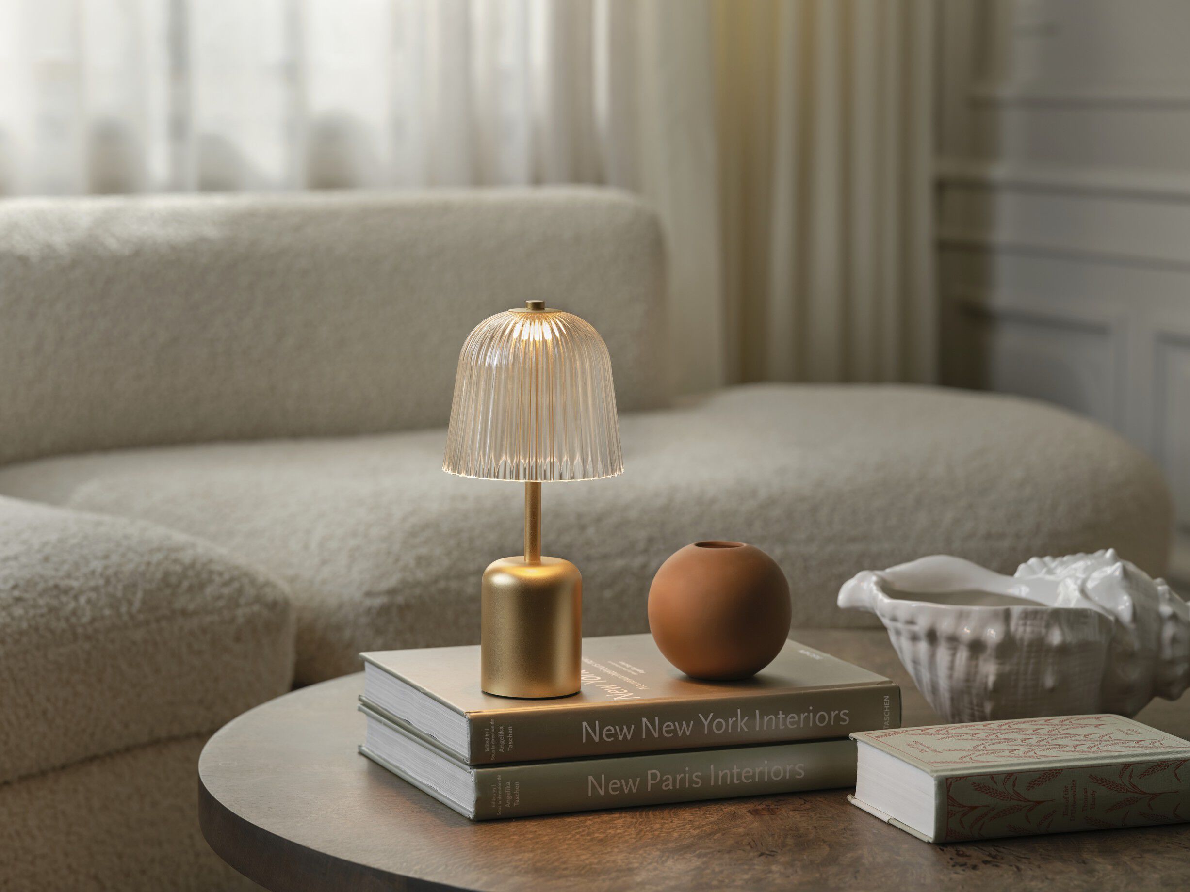 Asteea Table, portable, satin brass / ripple clear