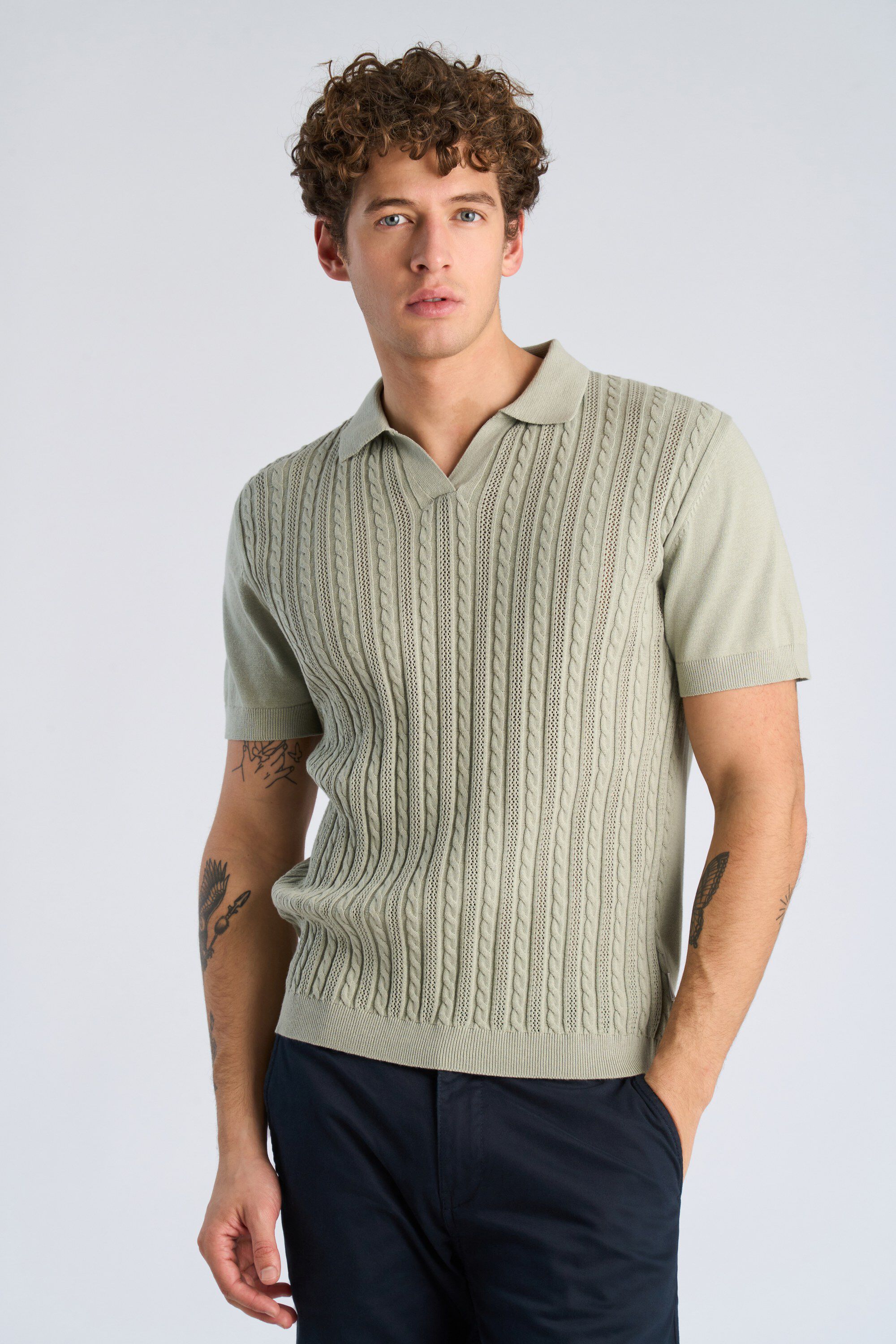 Knitted S/S cable v-neck polo