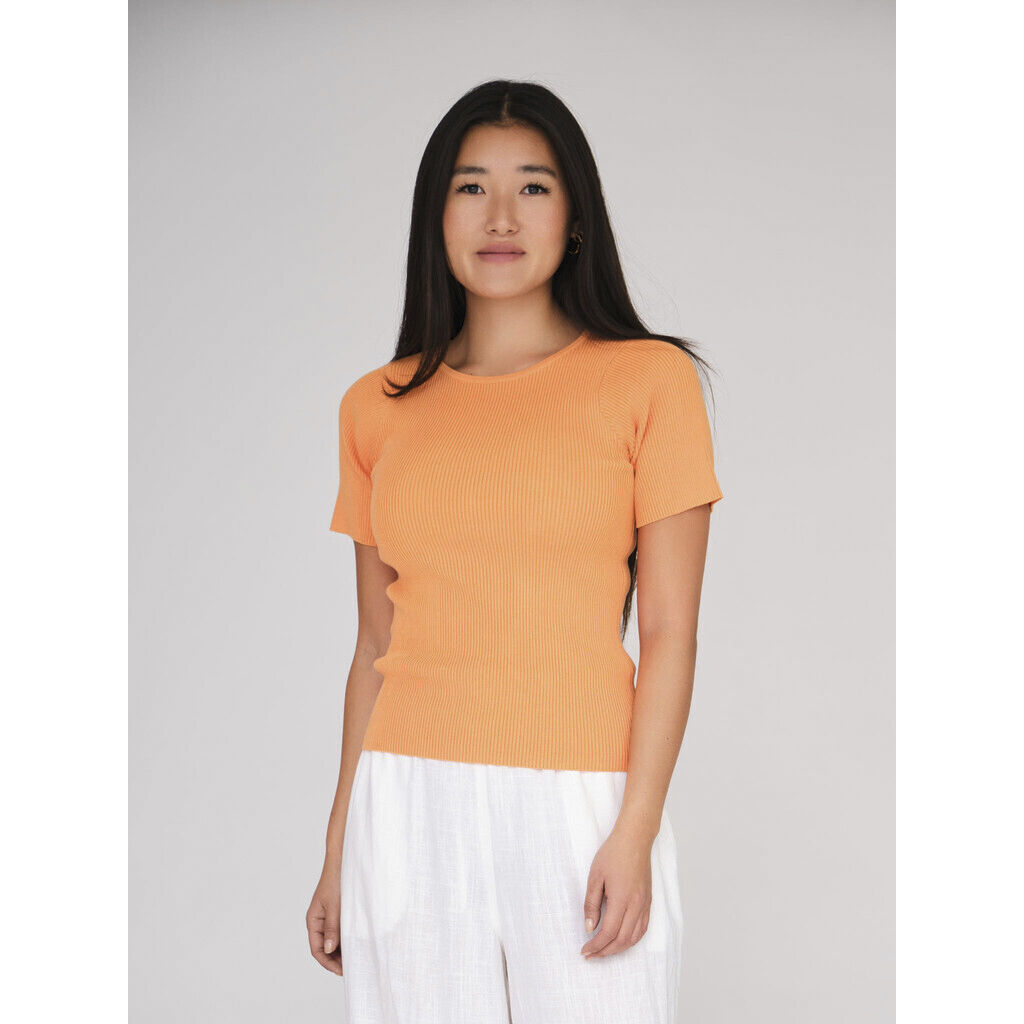 Topp med ribbestrikkede korte ermer