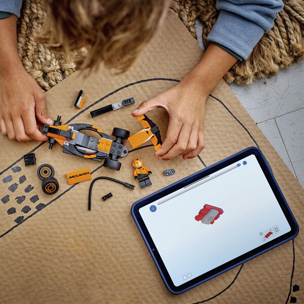 F1-kører med McLaren-racerbil 60442