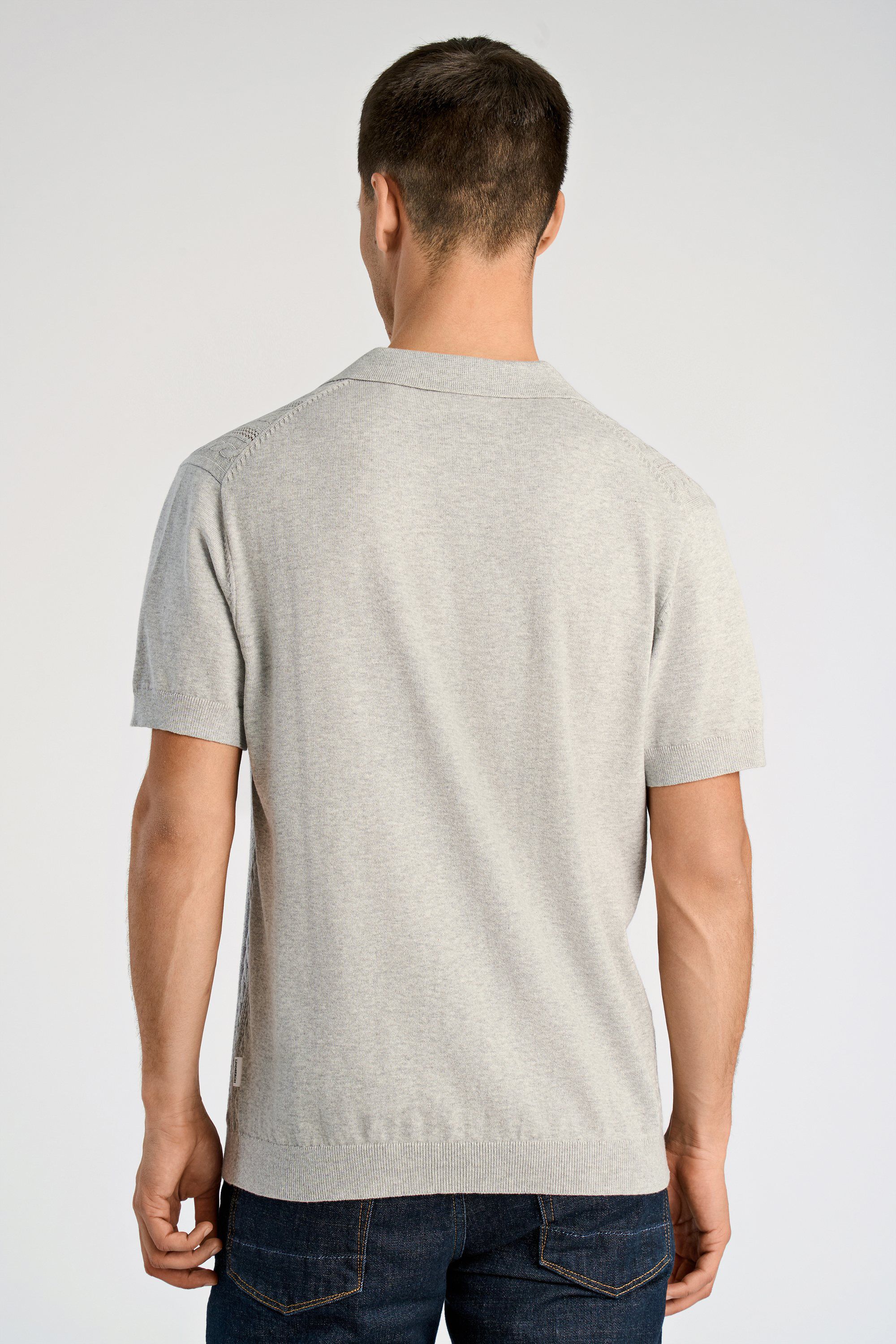 Knitted S/S cable v-neck polo