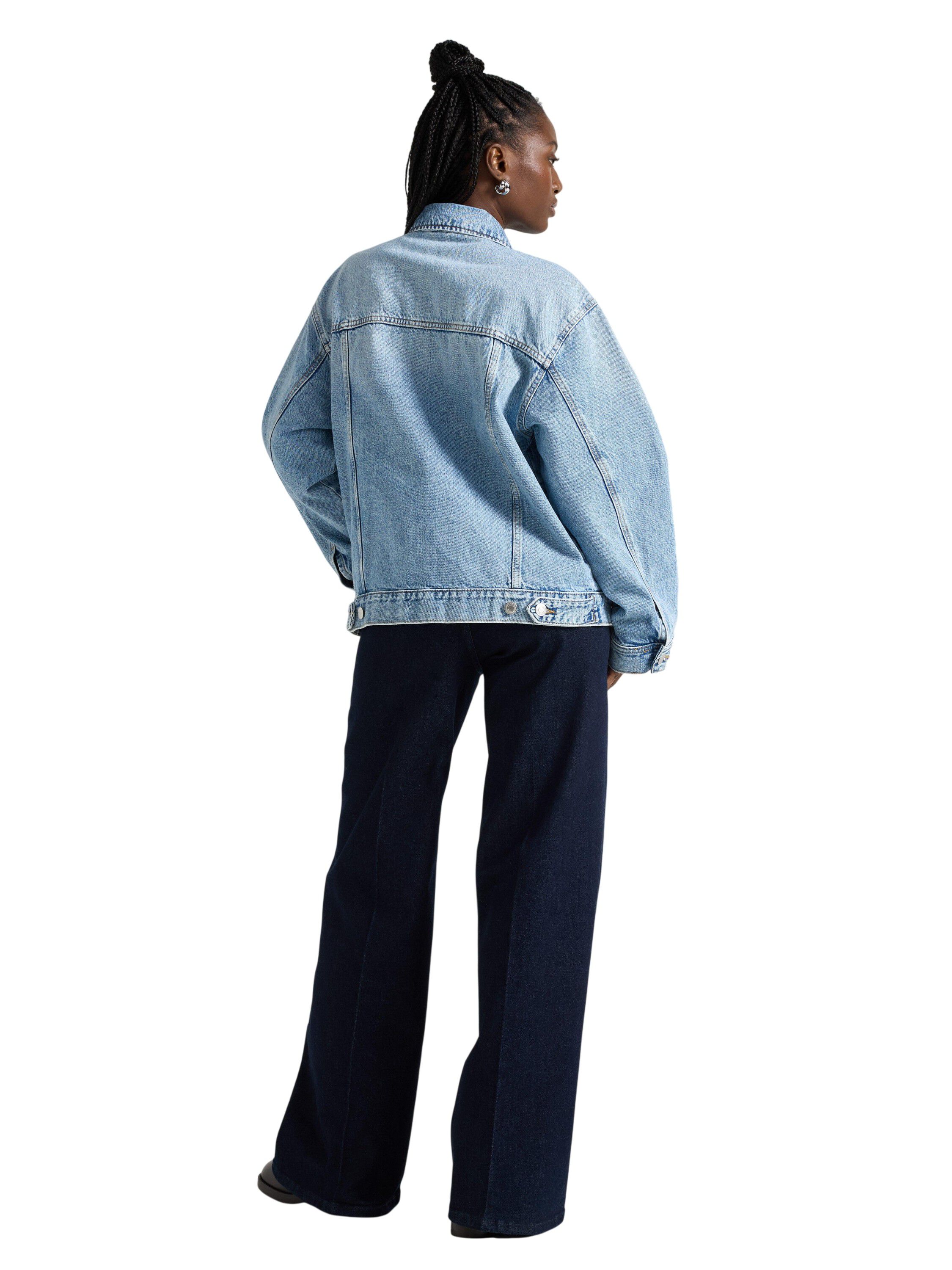 Klassisk denimjacka med ljus tv&auml;tt.