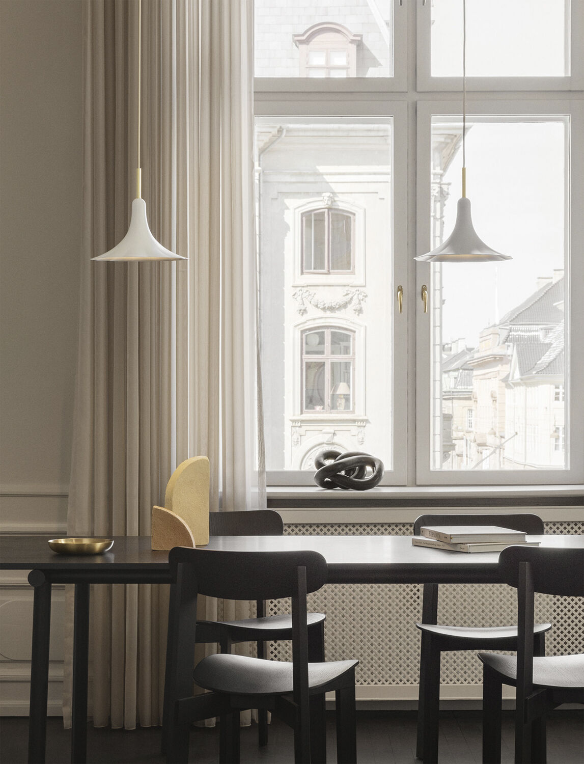 Petalii 1 Small, white / polished brass
