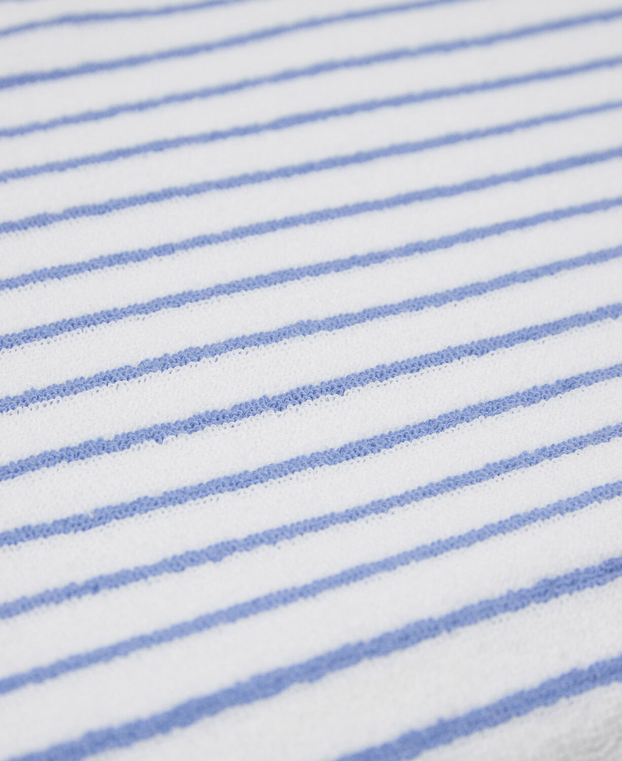 Beach towel 100x180cm smal strib lysebl&aring; GOTS