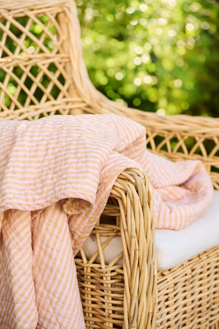 Quilt m/mustard og lyser&oslash;de smalle striber