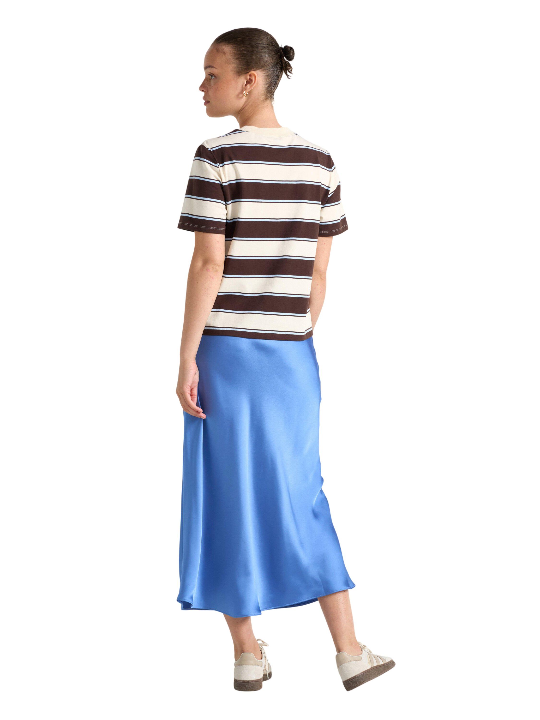 Sleek midi skirt with a slightly fl