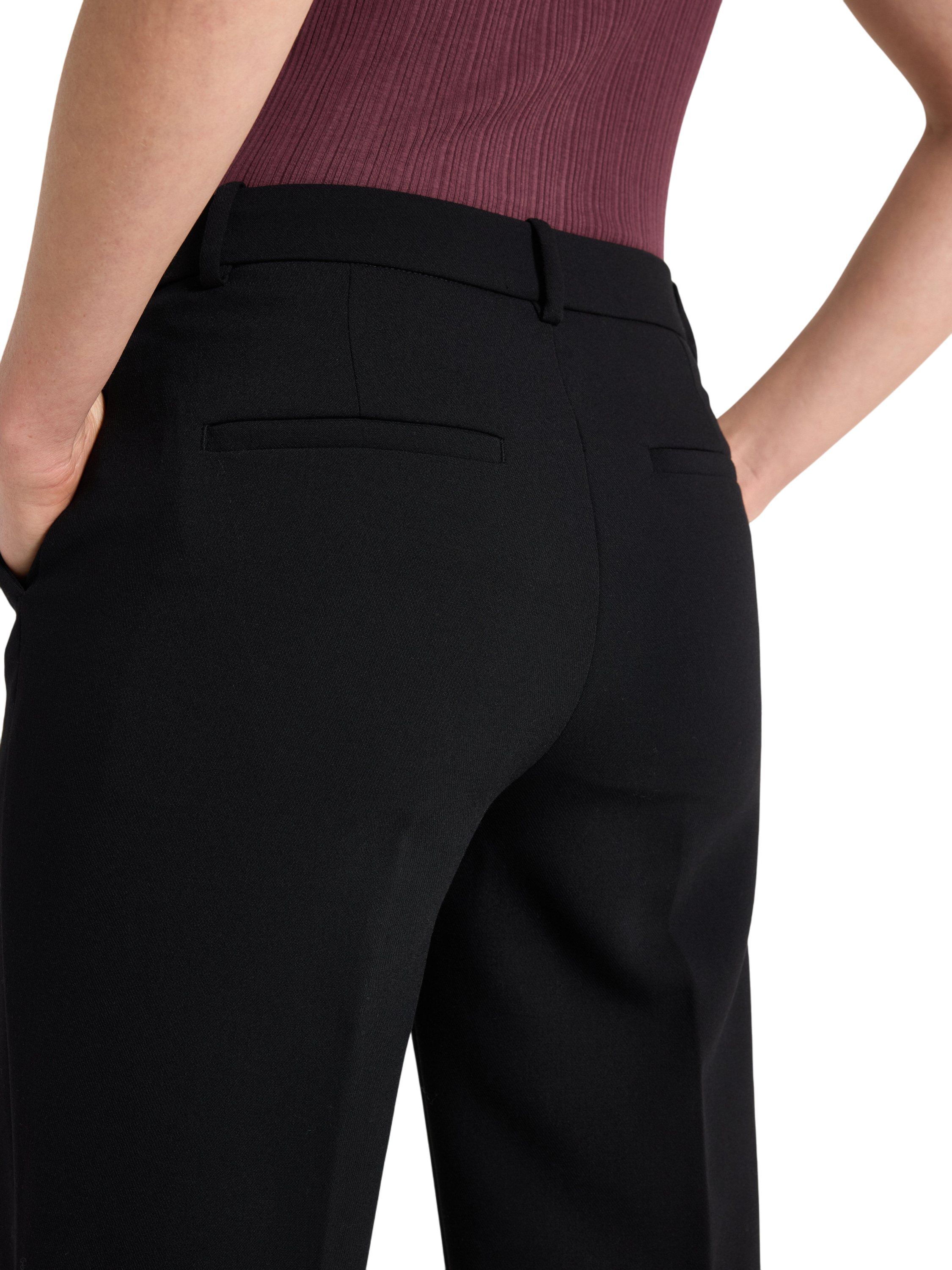 Stylish trousers with a straight fi