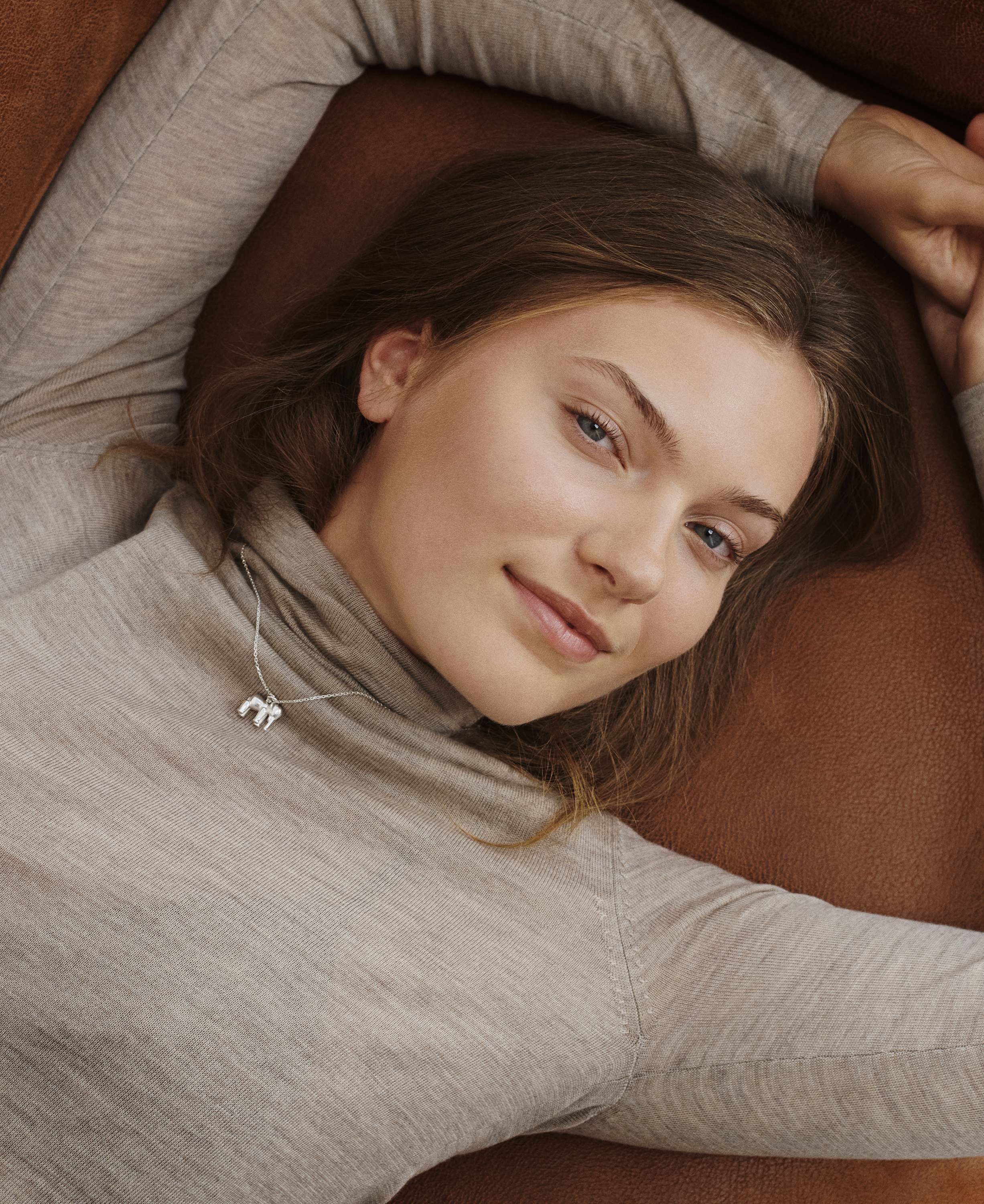 Elefanten i s&oslash;lv med k&aelig;de