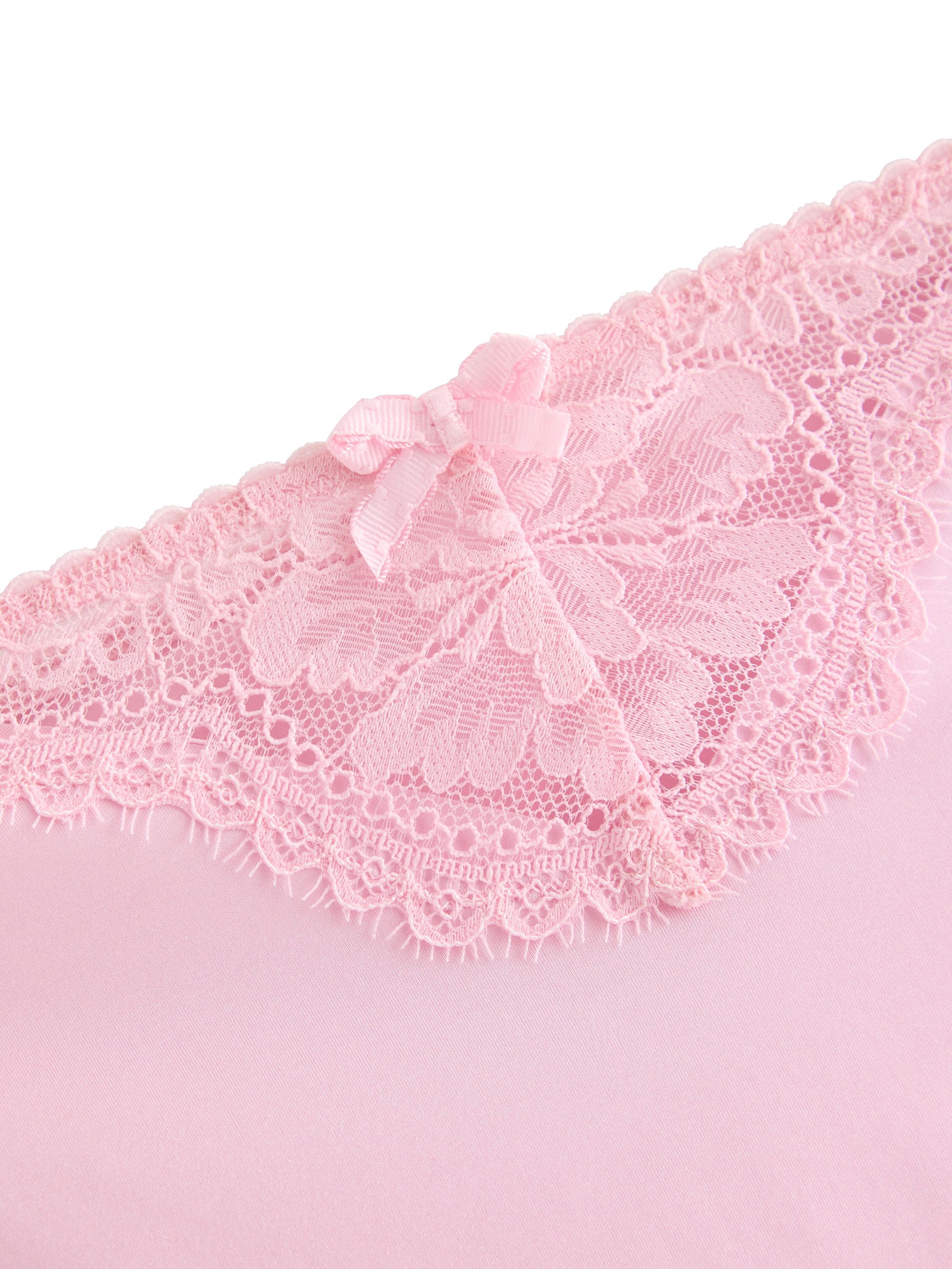 Briefs with a regular waist, lace d