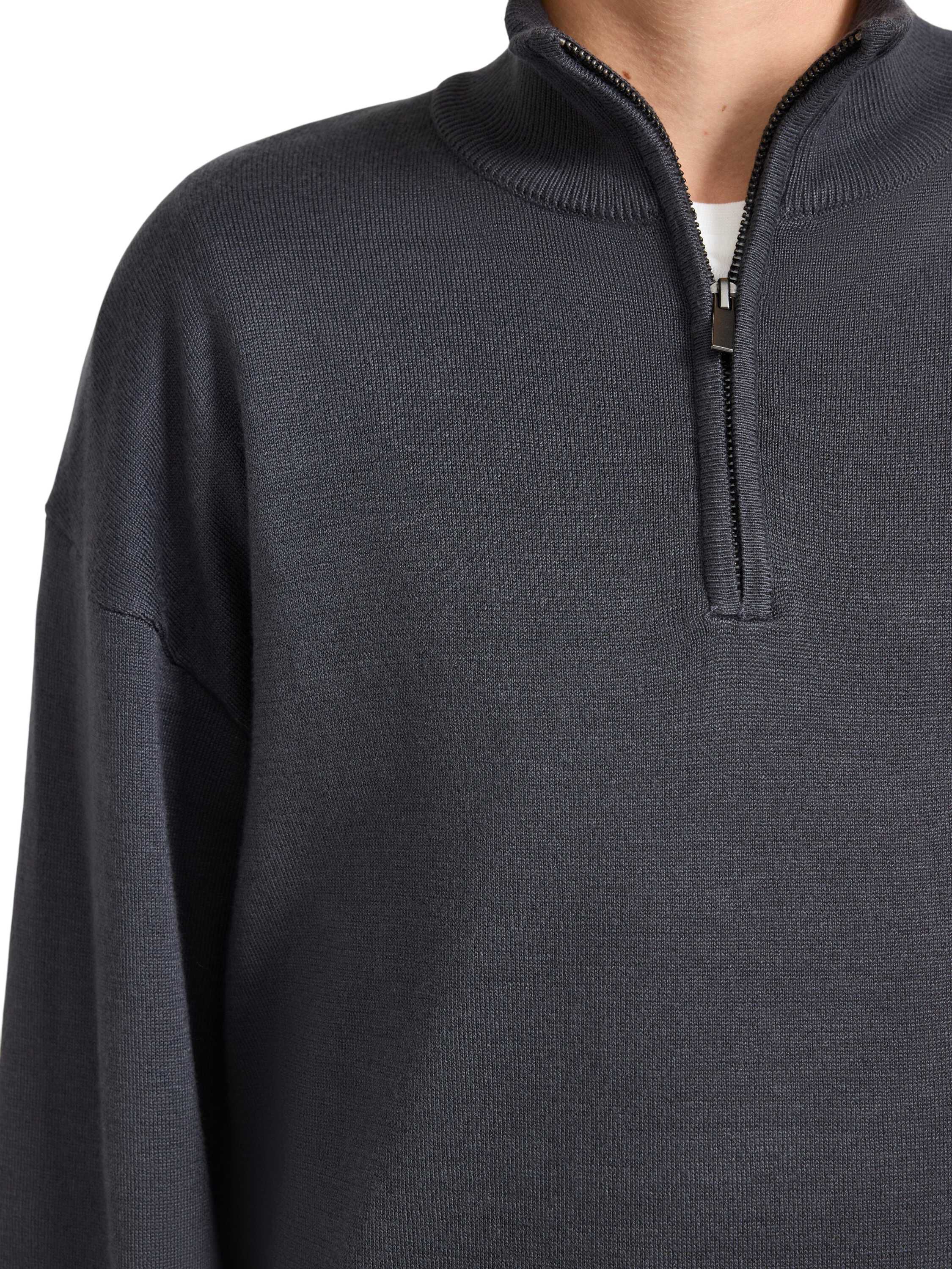 Soft knitted jumper with half-zip t