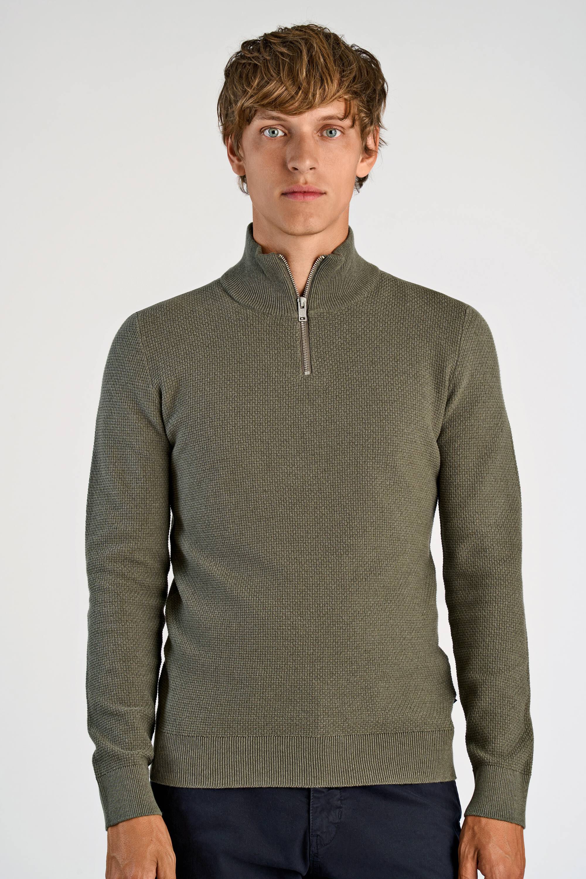 Recycle structure half zip