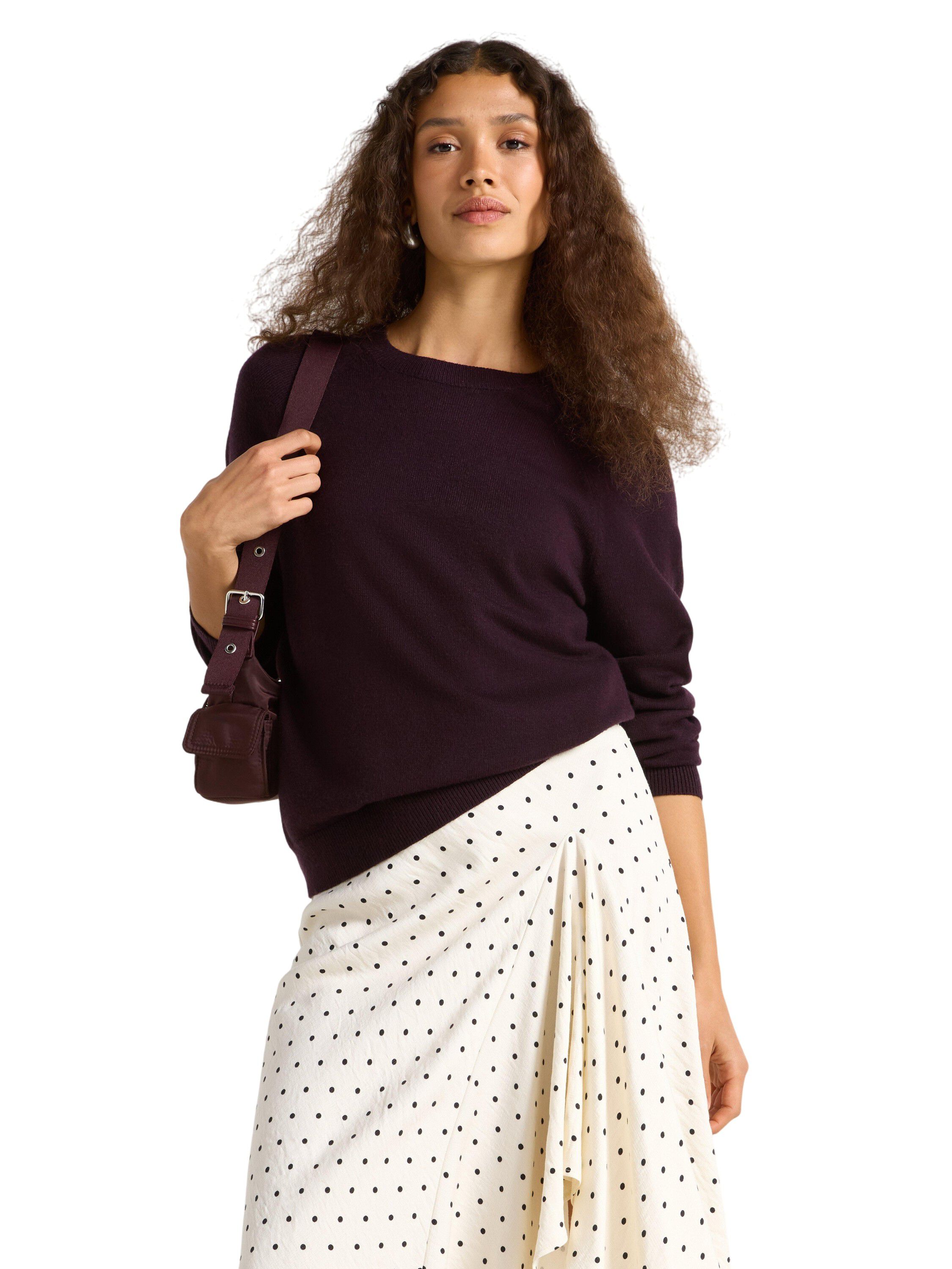 Fine-knitted jumper with a relaxed