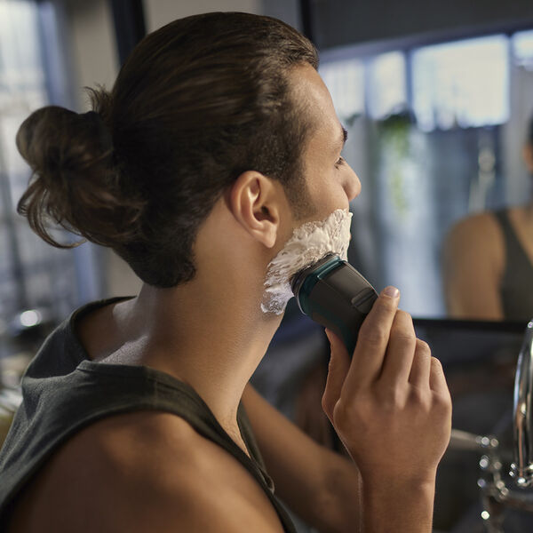 Elektrisk shaver til våd og tør barbering