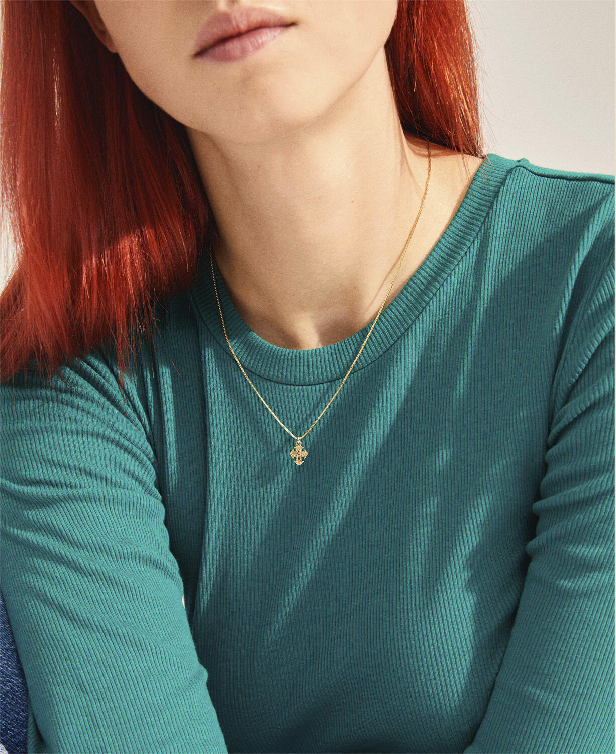 DAGMAR mini-kors halsk&aelig;de guldbelagt