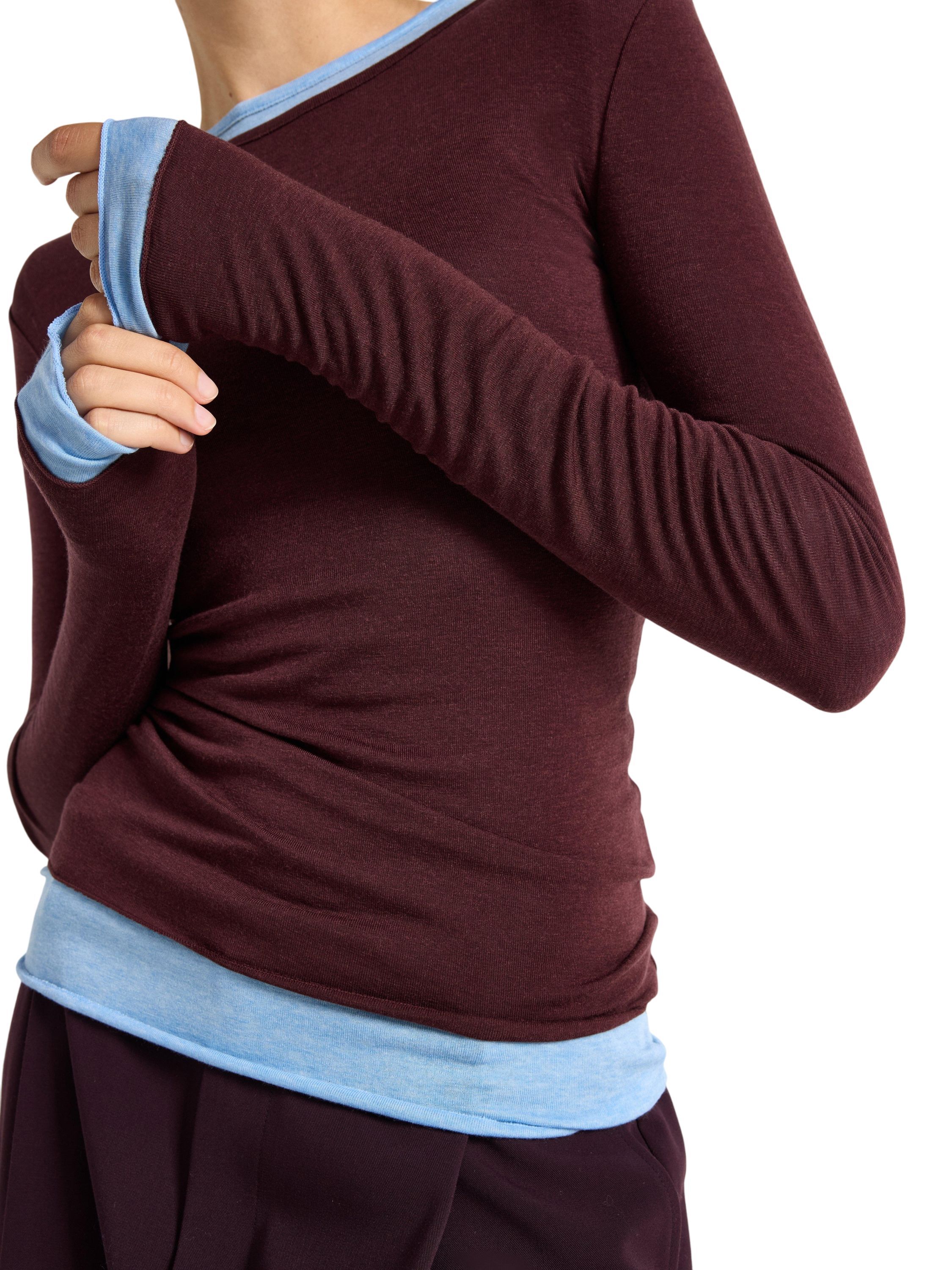 Mjuk halvgenomskinlig topp i ullbla