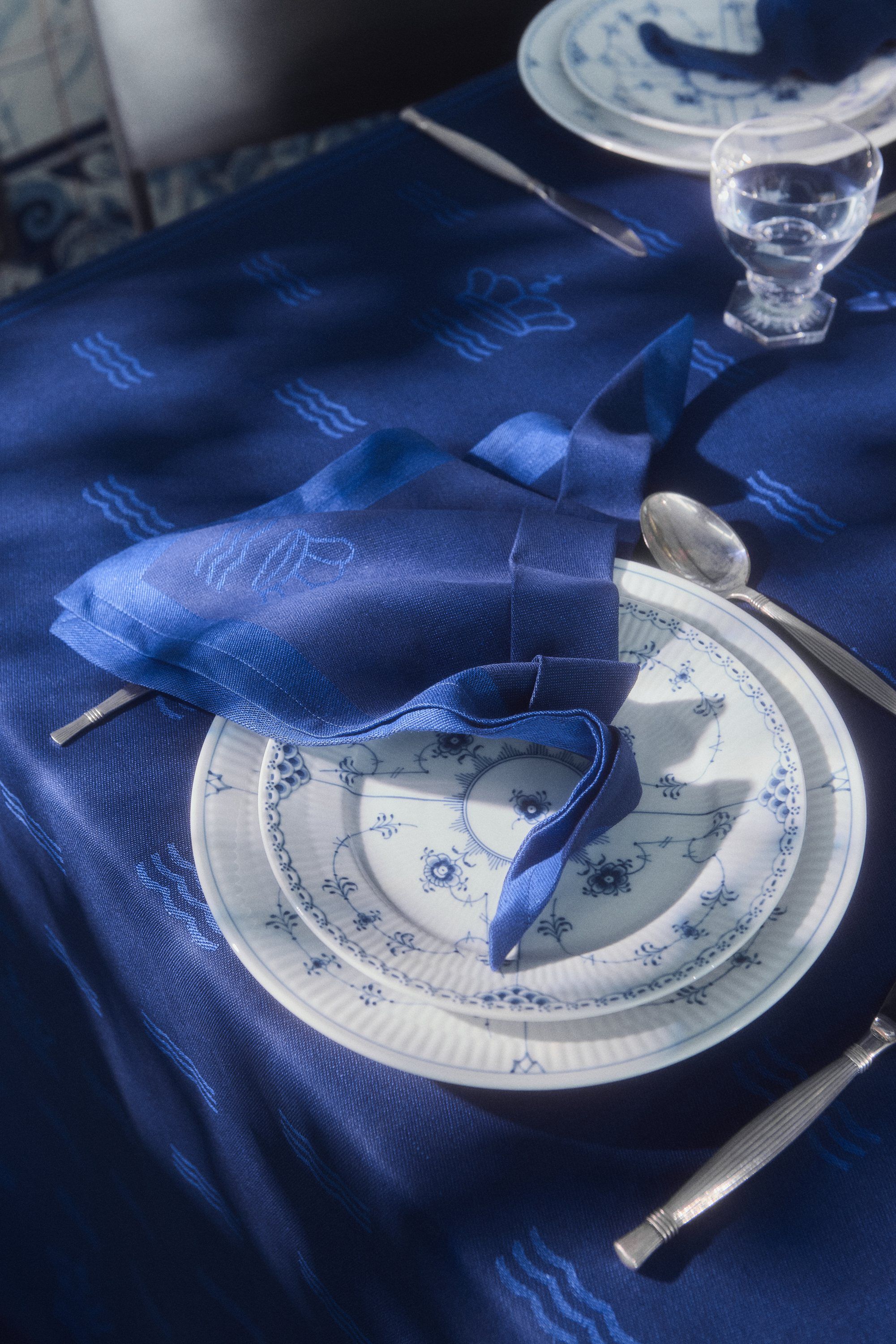 Waves dug, bl&aring;, 320 X 144 cm