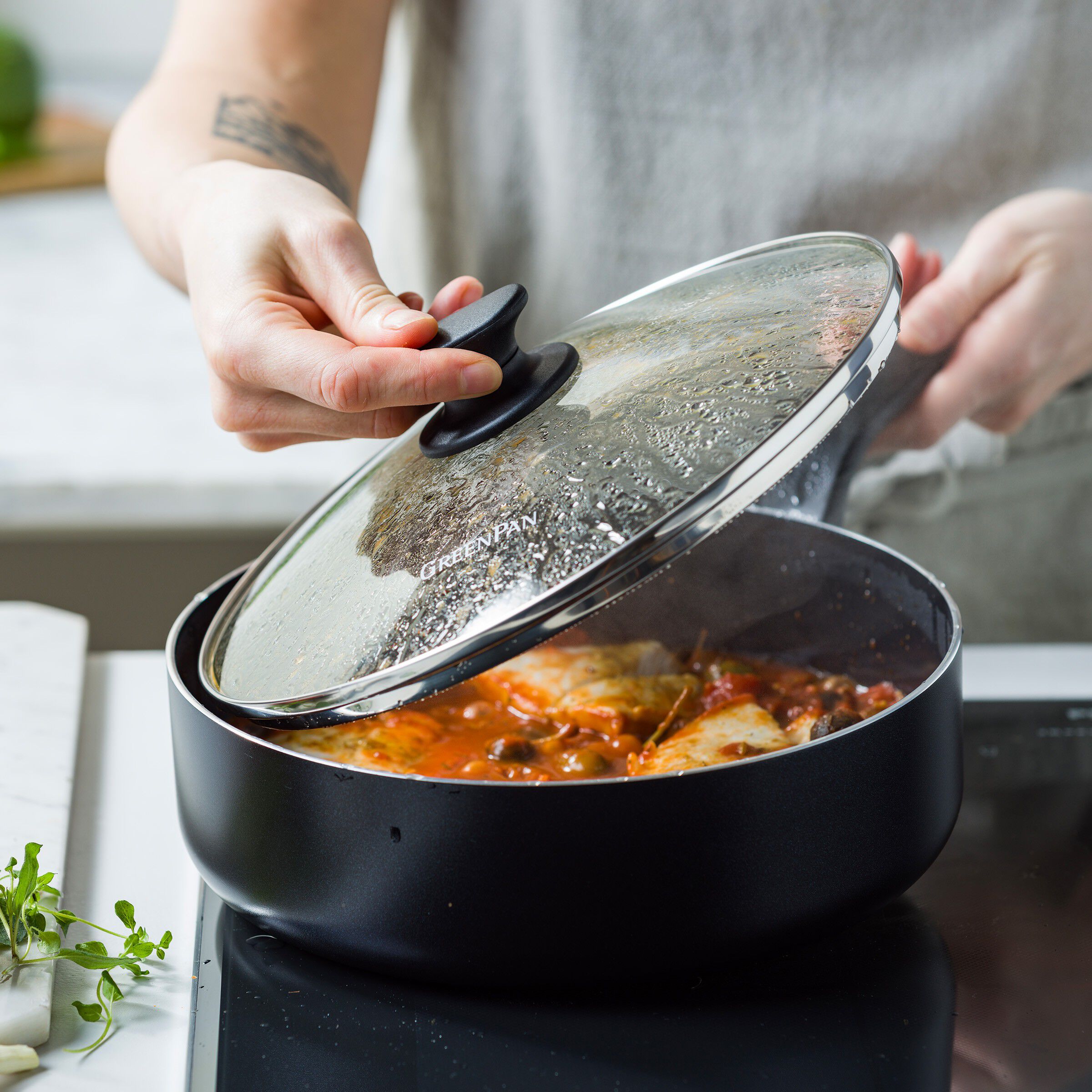 GP-ESSEN FBl Alu Perf-ind cvd skill 24cm/3. 10L