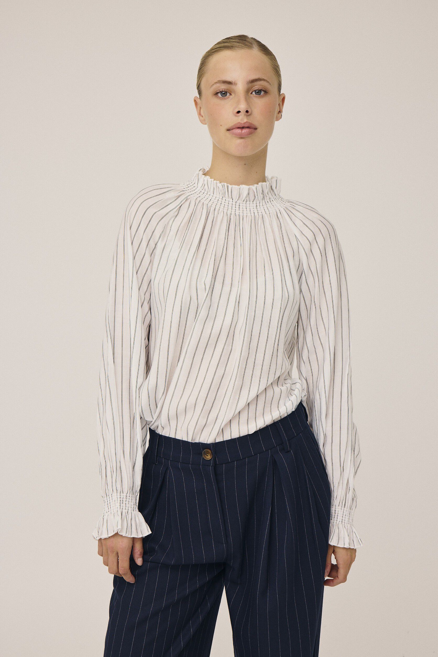 Grady 3 Lang&aelig;rmede bluse med h&oslash;j krave - LENZINGECOVERO