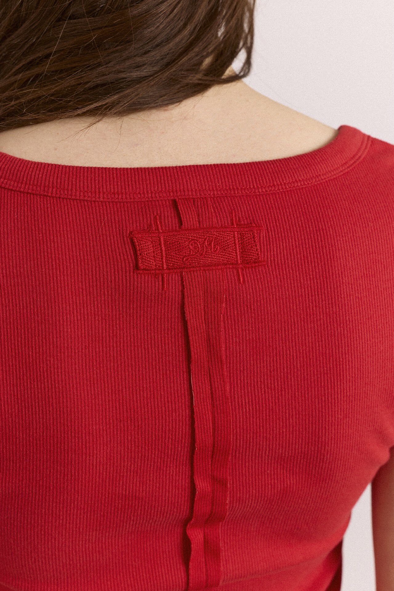 PAIGE V-NECK TEE - RED