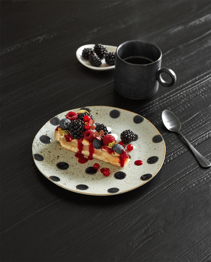 GRAINY dot plate, S, sand/dark blue