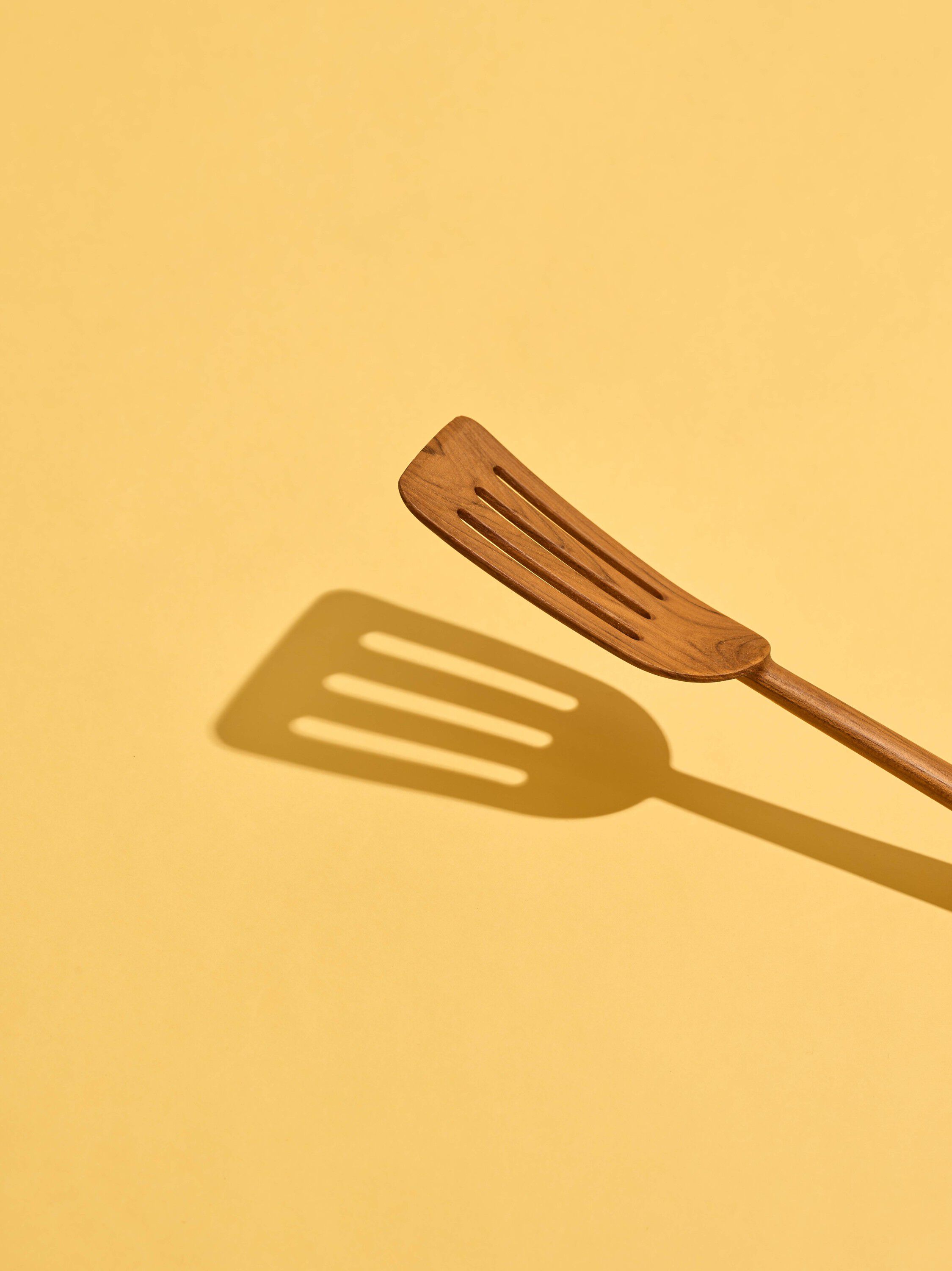 Spatel med huller, teak, bred