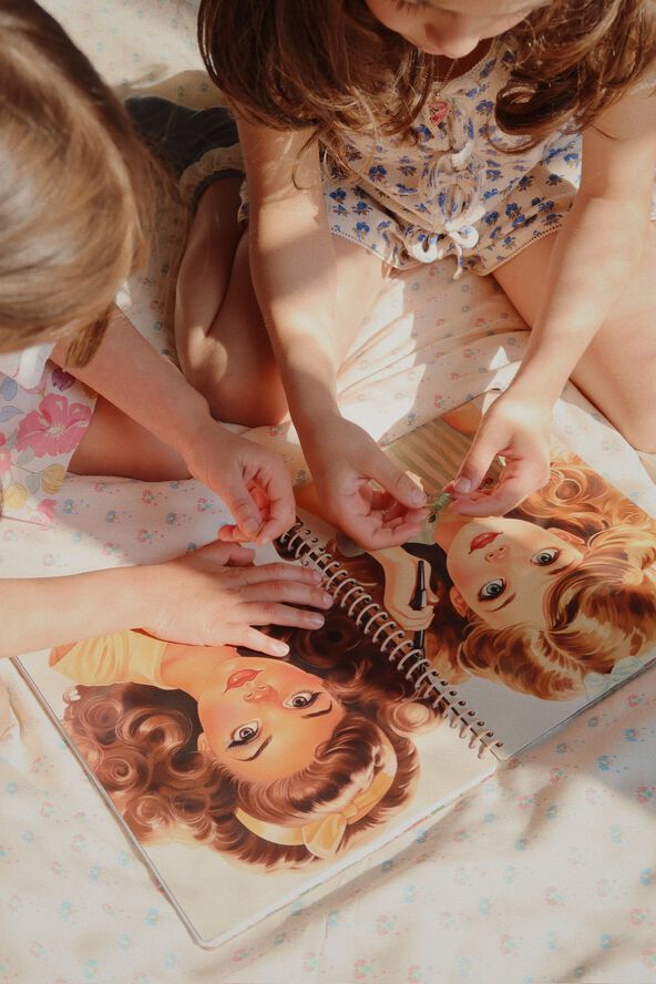 GLAM ME UP STICKER BOOK