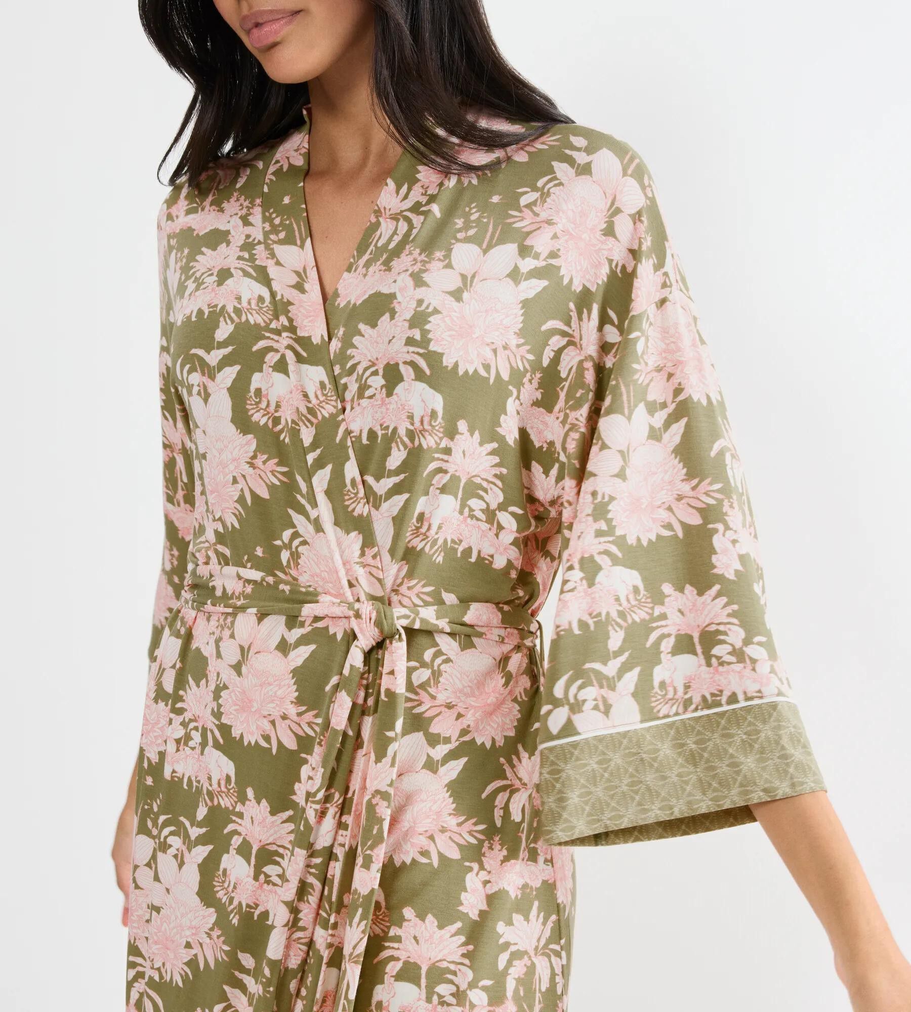 Aura Spotlight Robe 01