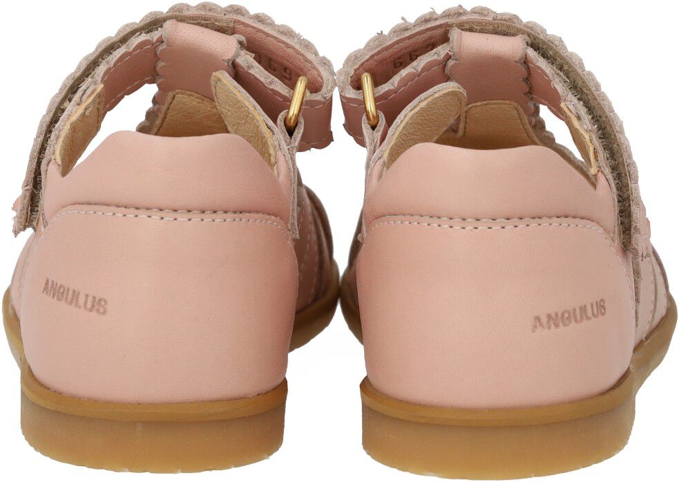 Sandal med lukket t&aring; og sommerfugl